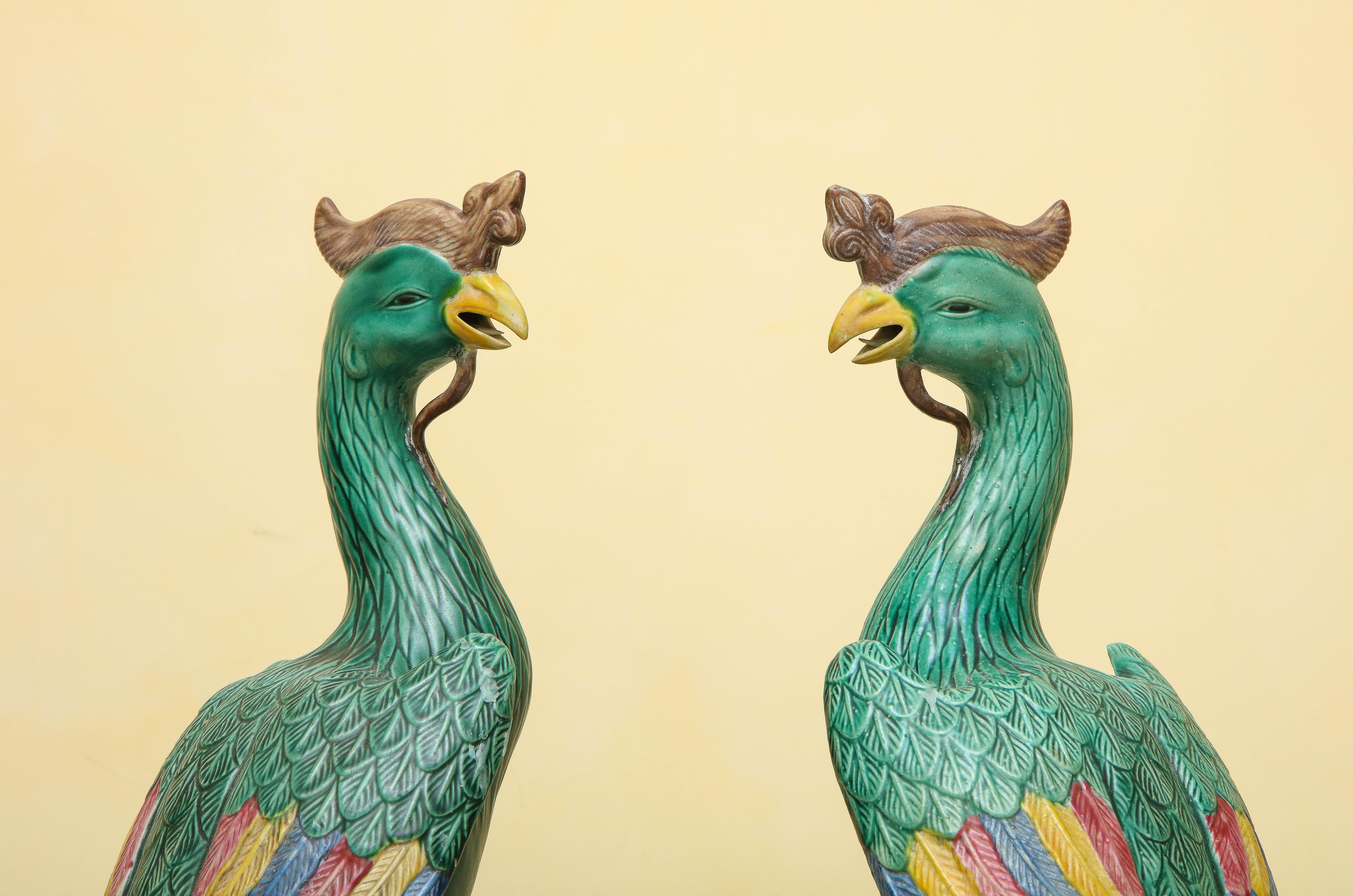 Paire d'oiseaux Phoenix en porcelaine chinoise de style export Ho-Ho 3