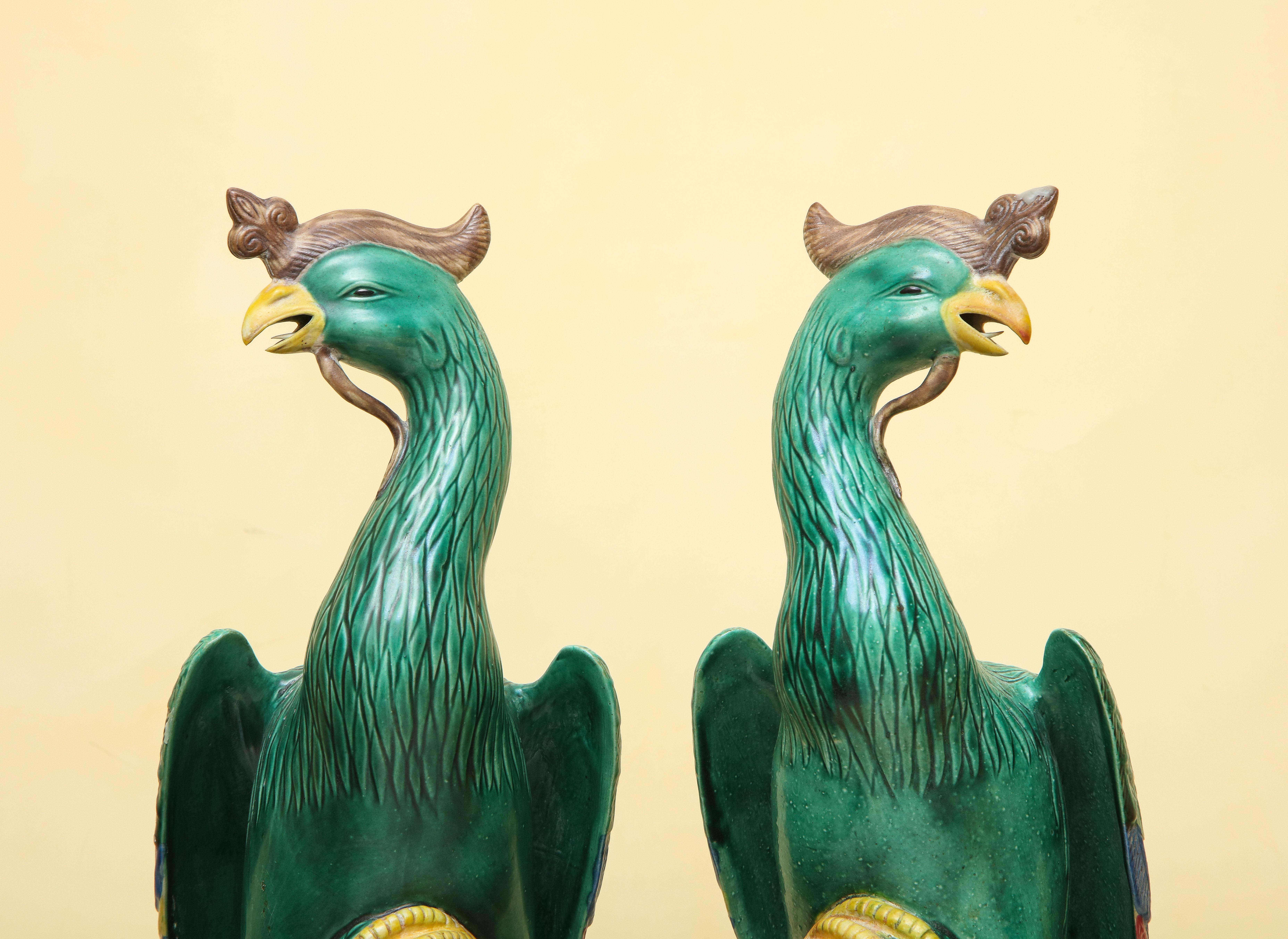 Paire d'oiseaux Phoenix en porcelaine chinoise de style export Ho-Ho 4