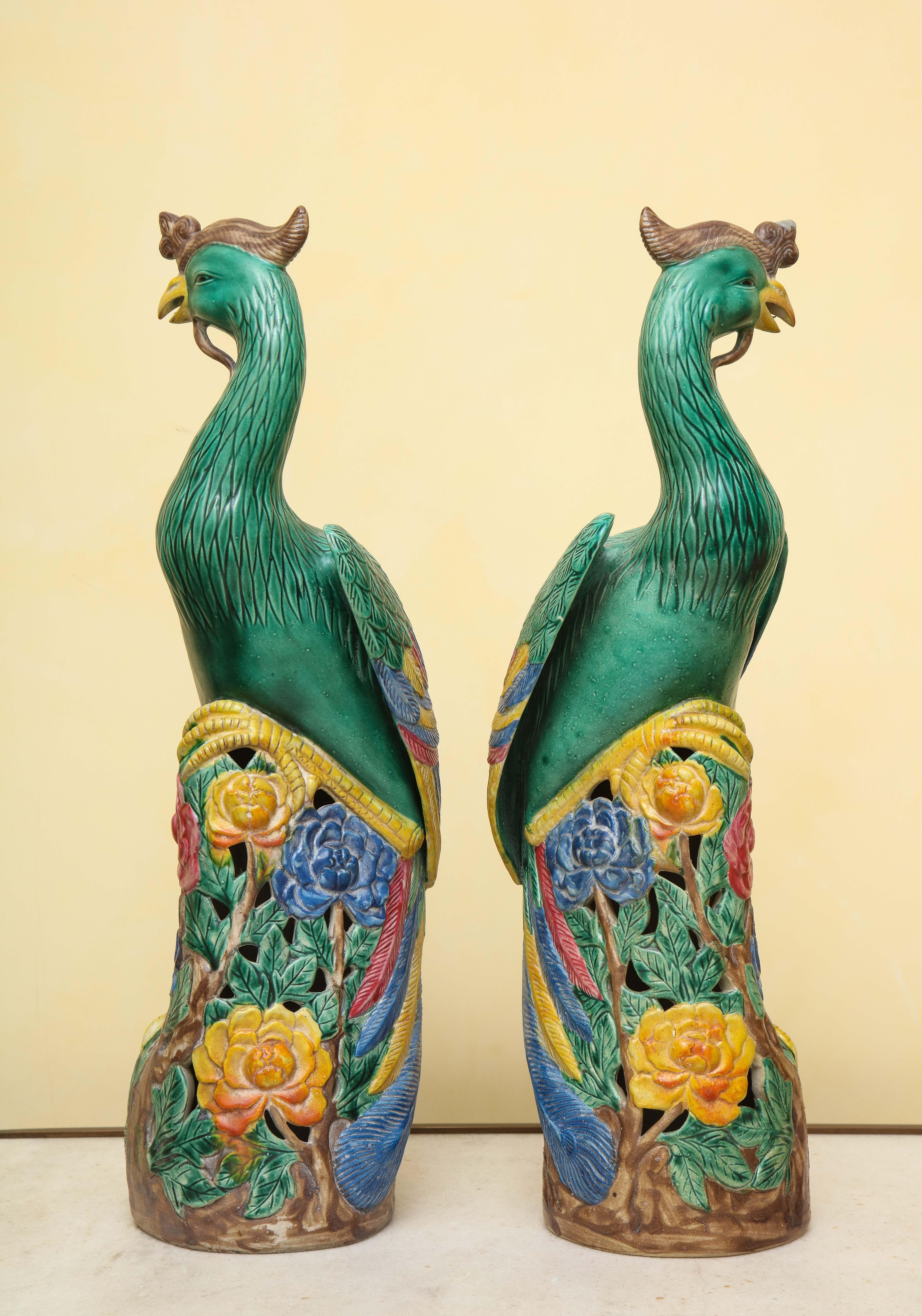 Vernissé Paire d'oiseaux Phoenix en porcelaine chinoise de style export Ho-Ho
