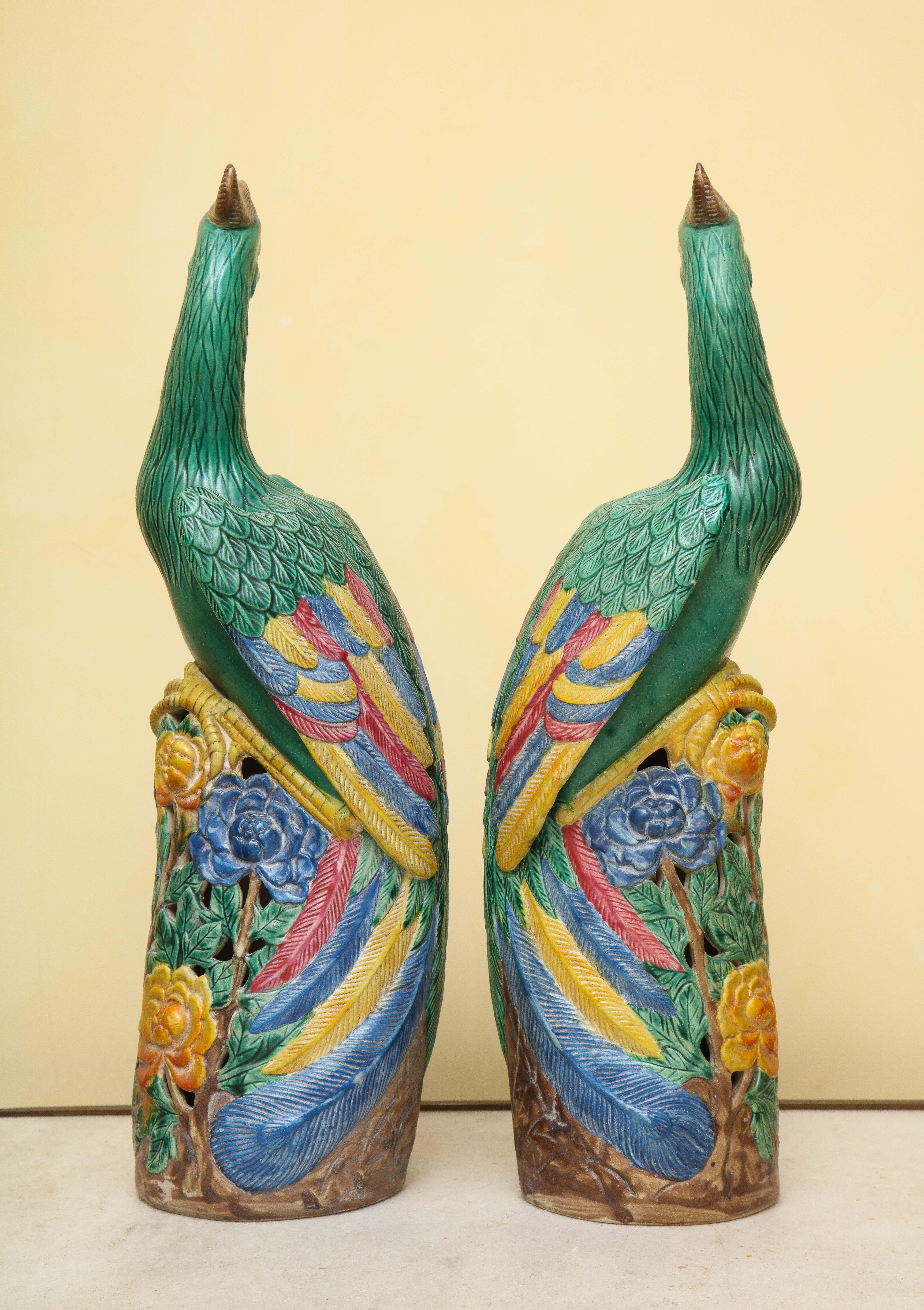 20ième siècle Paire d'oiseaux Phoenix en porcelaine chinoise de style export Ho-Ho