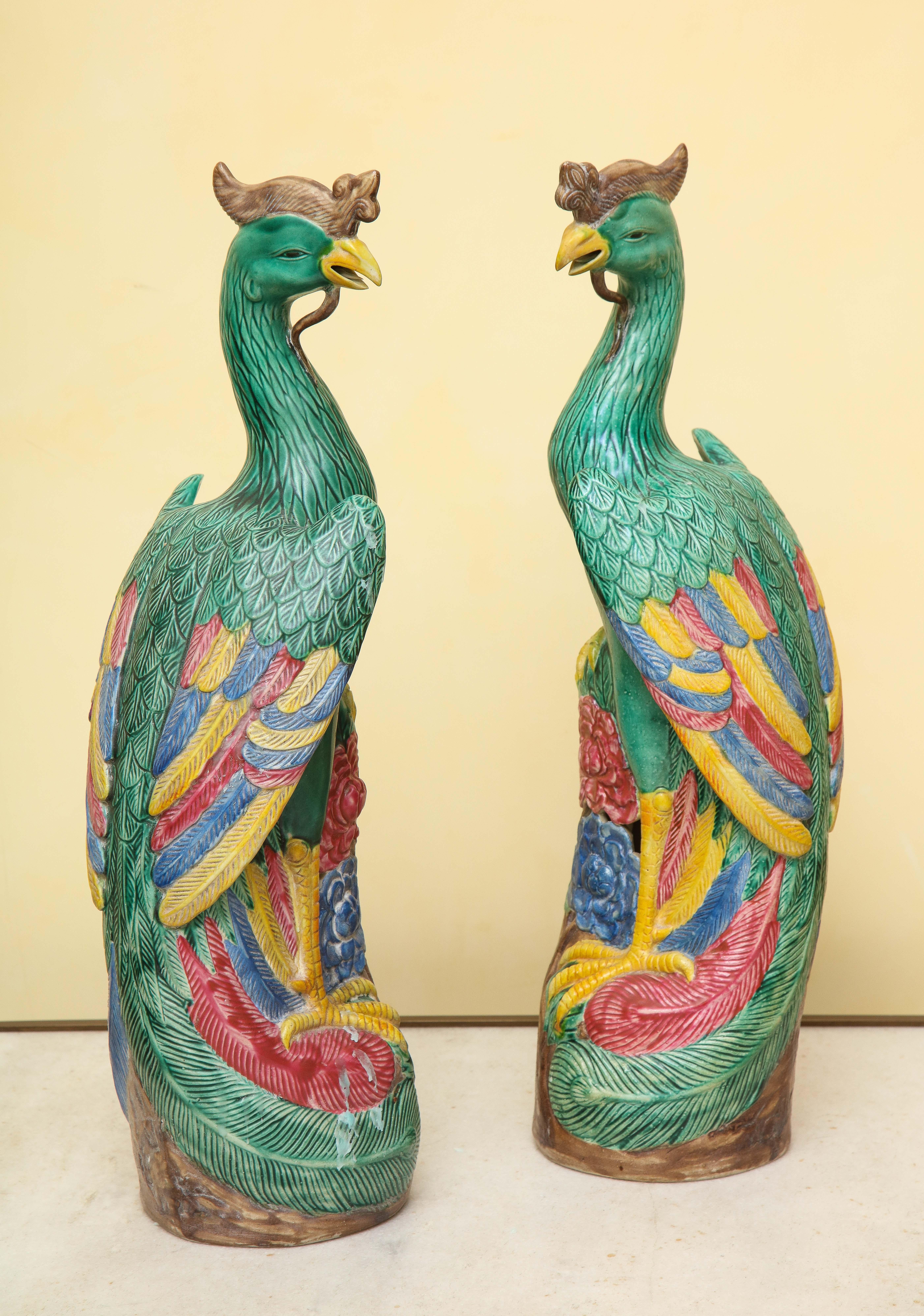 Porcelaine Paire d'oiseaux Phoenix en porcelaine chinoise de style export Ho-Ho