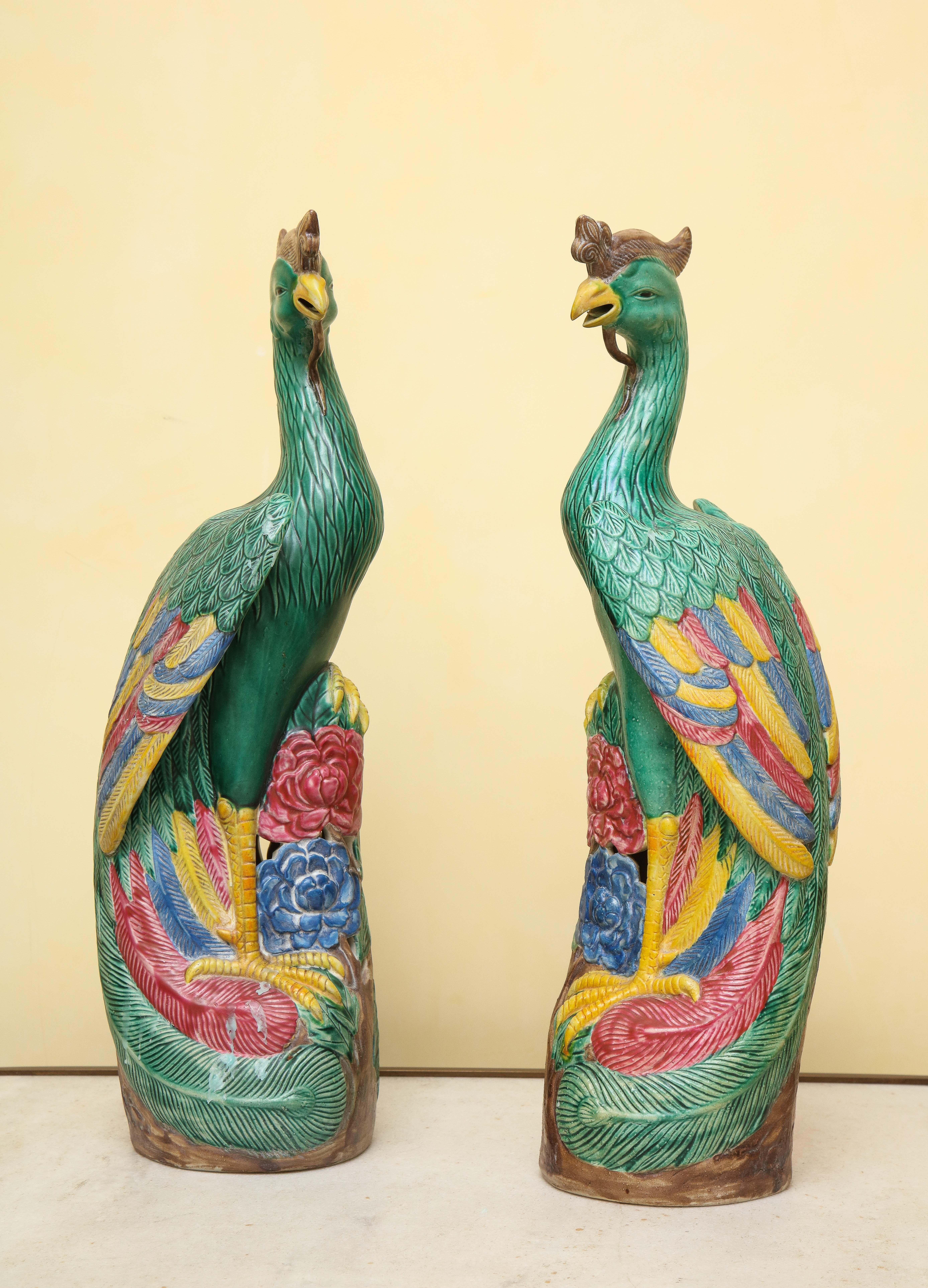 Paire d'oiseaux Phoenix en porcelaine chinoise de style export Ho-Ho 1