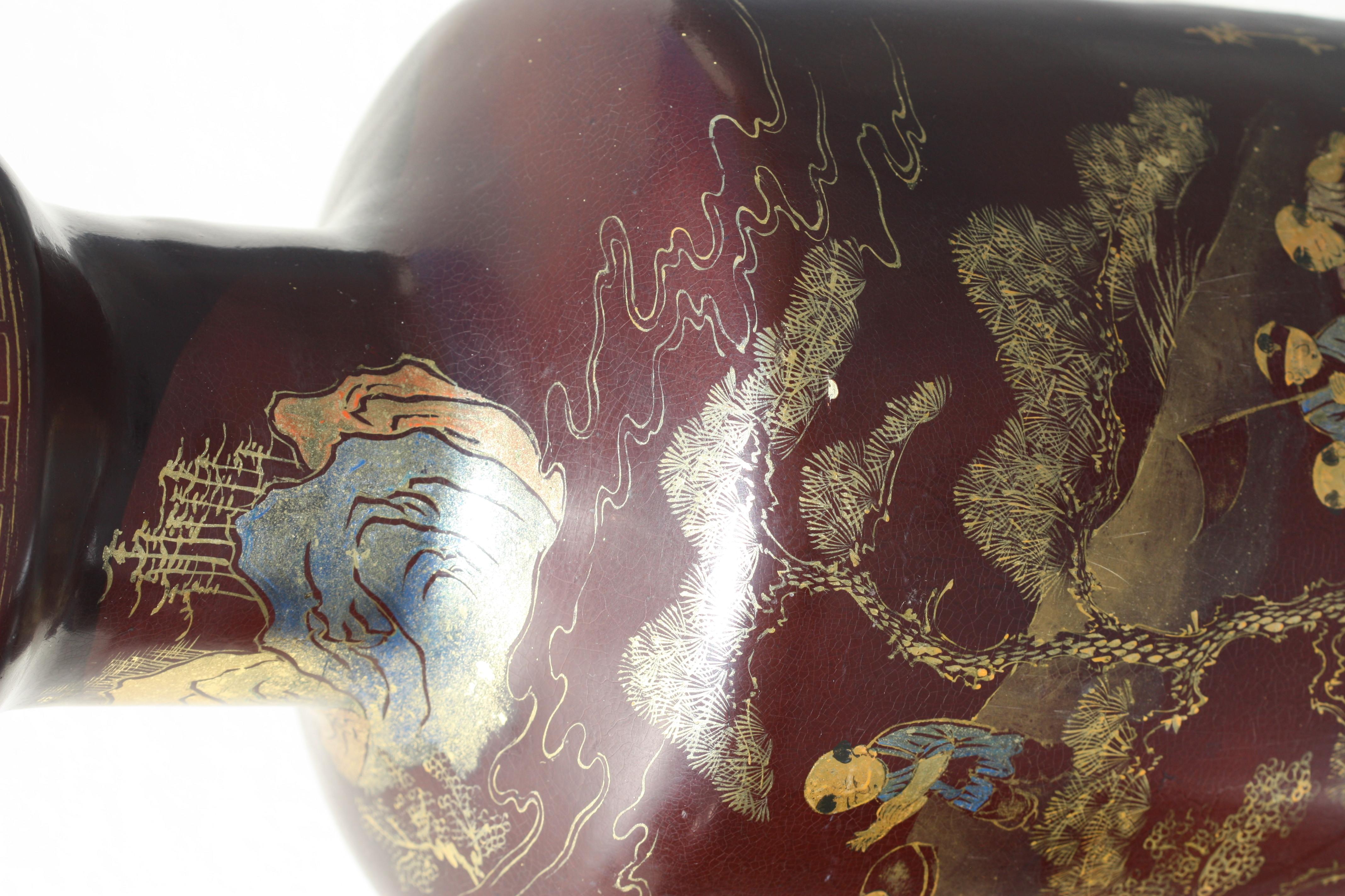 20ième siècle Paire de vases d'exportation chinois en laque noire avec décoration dorée en vente