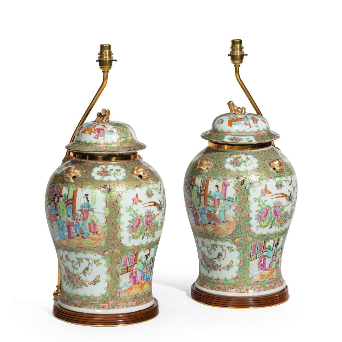 A pair of Chinese Canton Rose Medallion Vases and Covers In Good Condition For Sale In Lymington, Hampshire