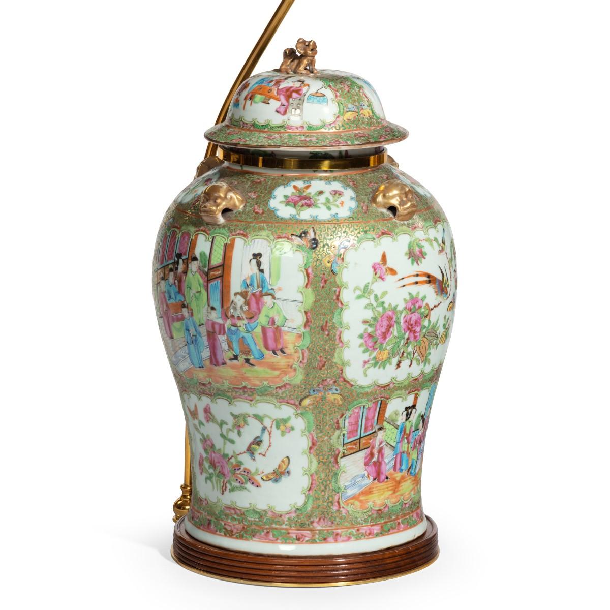 Fin du XIXe siècle Paire de vases et couvercles à médaillons chinois en forme de rose de Canton en vente