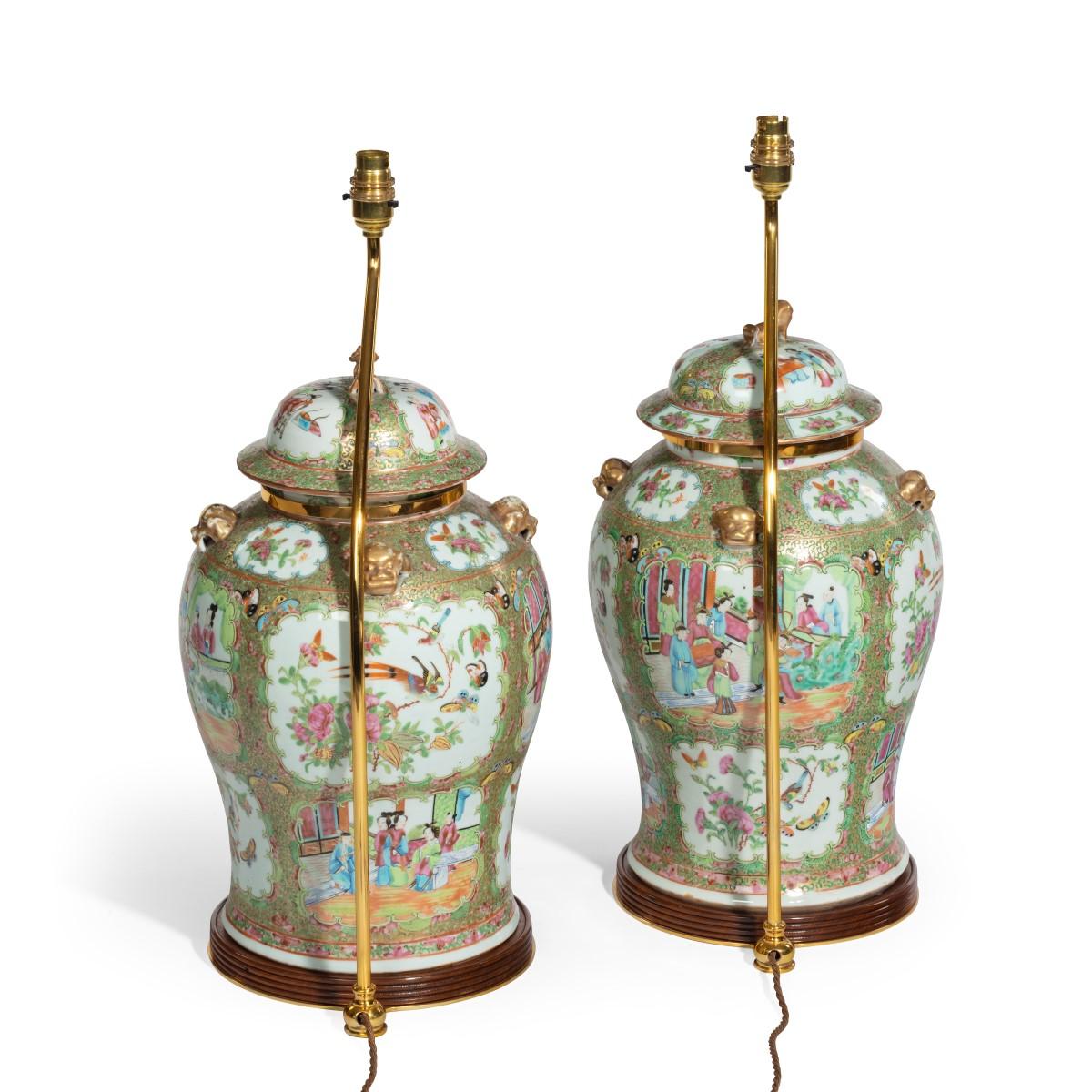 Céramique Paire de vases et couvercles à médaillons chinois en forme de rose de Canton en vente