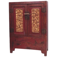 Paire d'armoires chinoises dorées et laquées, dynastie Qing