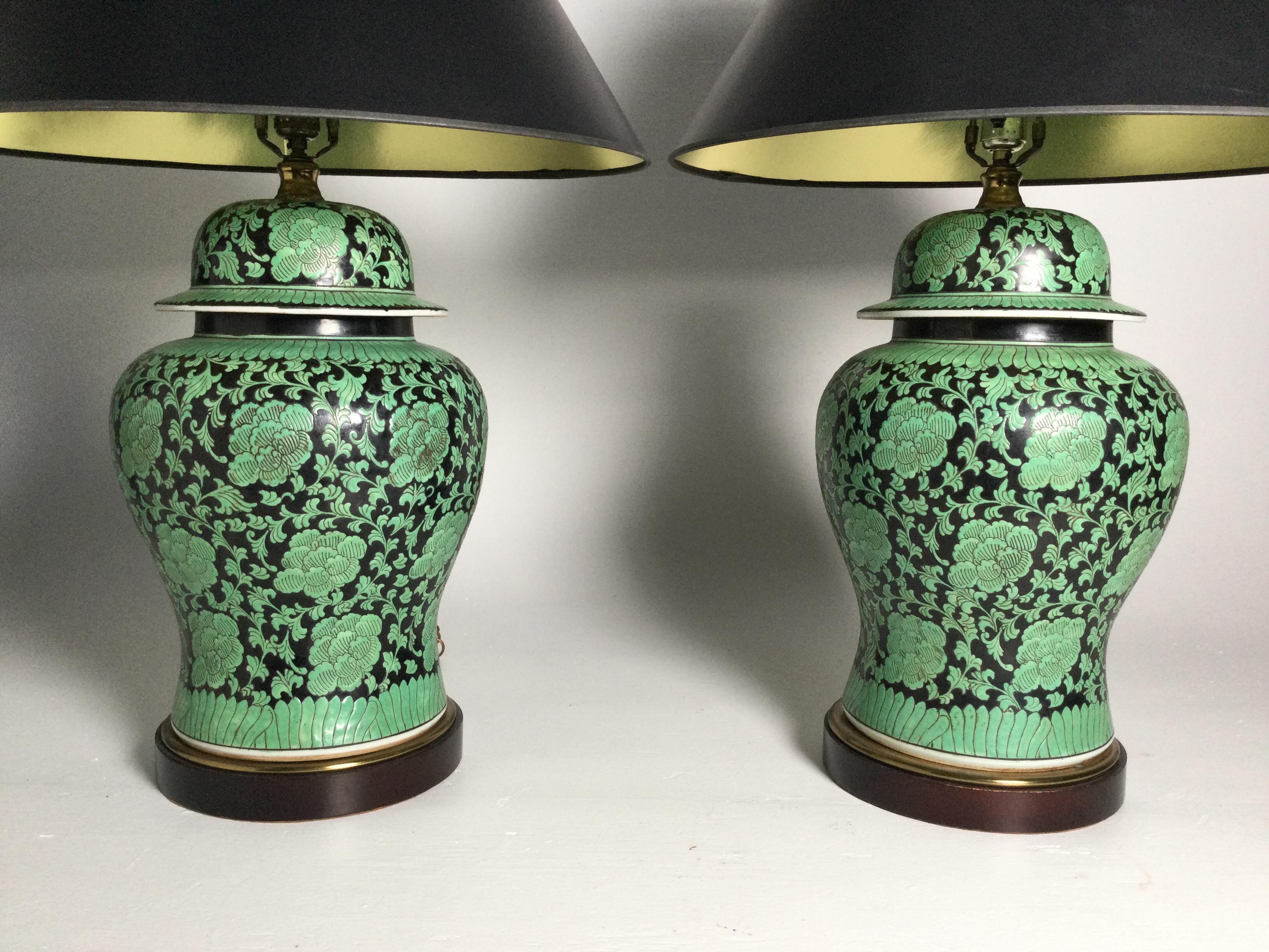 Chinois Paire de lampes chinoises en forme de jarre à gingembre en porcelaine verte et noire en vente