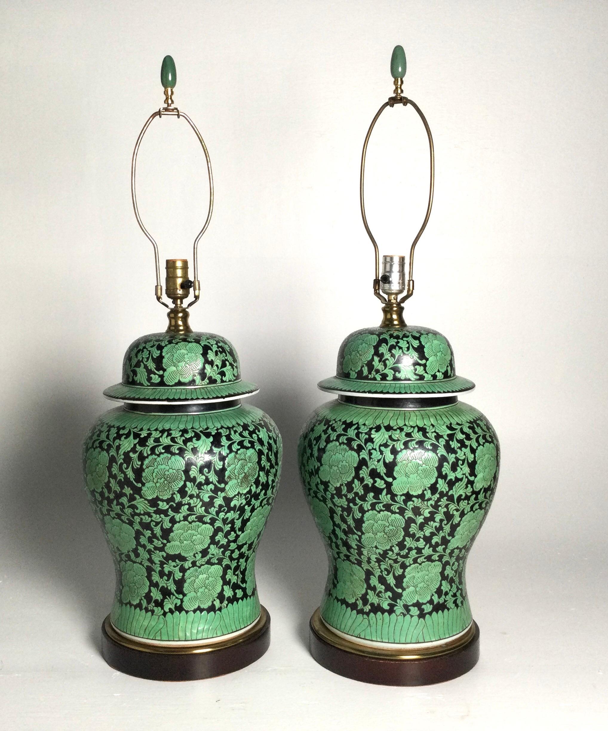 Peint à la main Paire de lampes chinoises en forme de jarre à gingembre en porcelaine verte et noire en vente