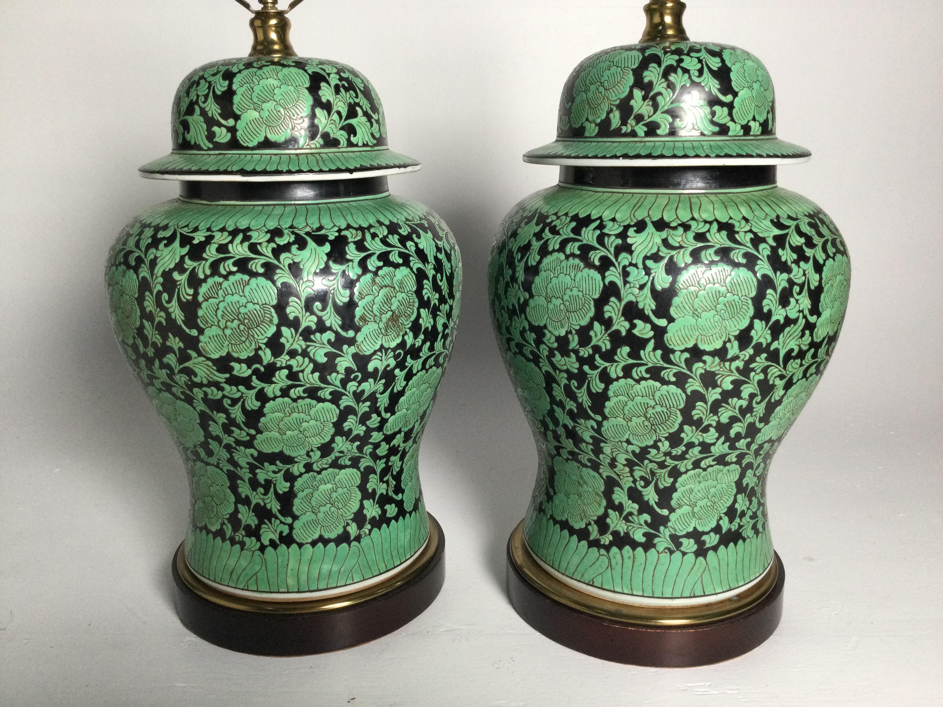 Paire de lampes chinoises en forme de jarre à gingembre en porcelaine verte et noire Bon état - En vente à Lambertville, NJ