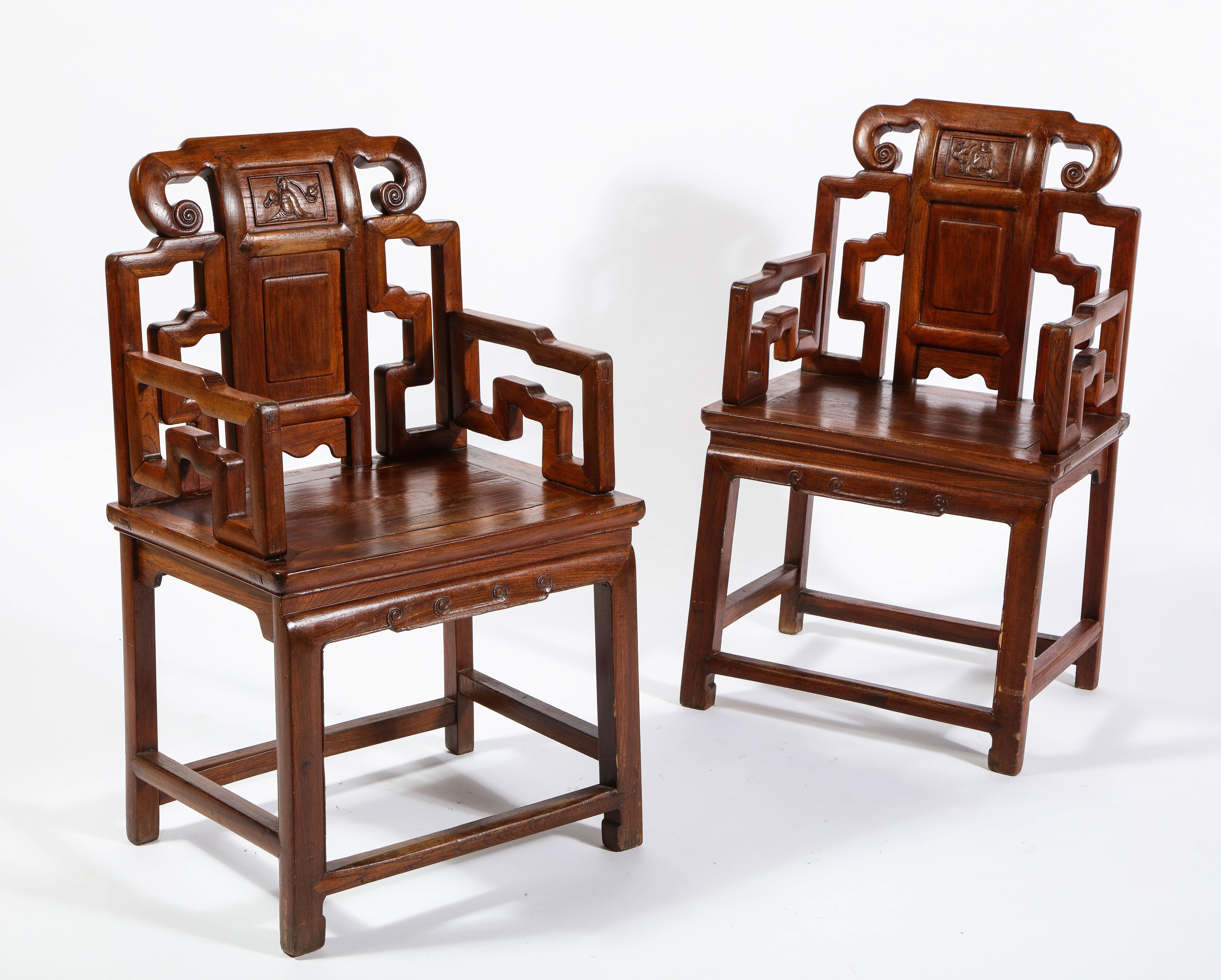 Exportation chinoise Paire de chaises chinoises en bois dur avec motifs ajourés et panneaux en haut-relief en vente