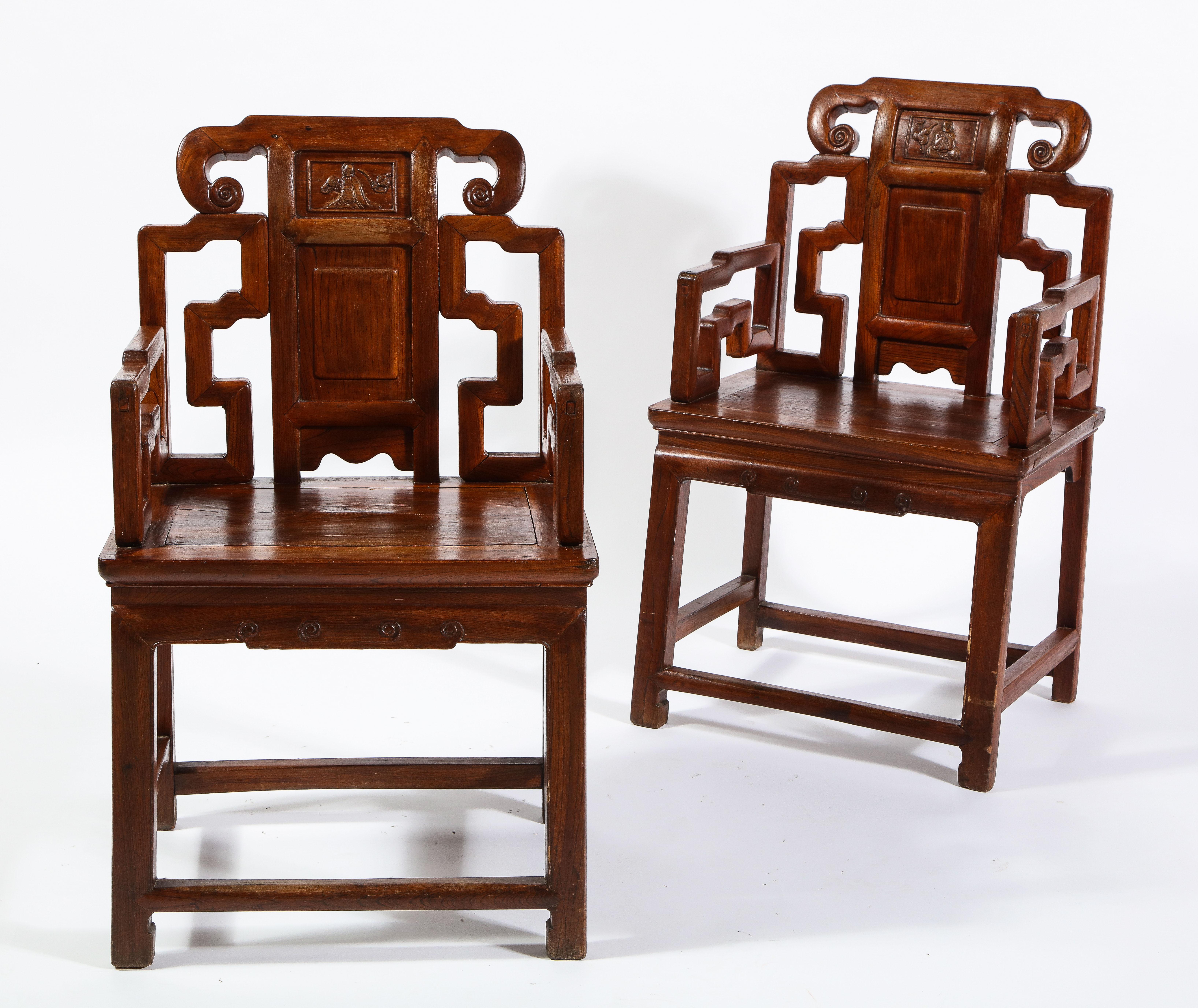 Chinois Paire de chaises chinoises en bois dur avec motifs ajourés et panneaux en haut-relief en vente