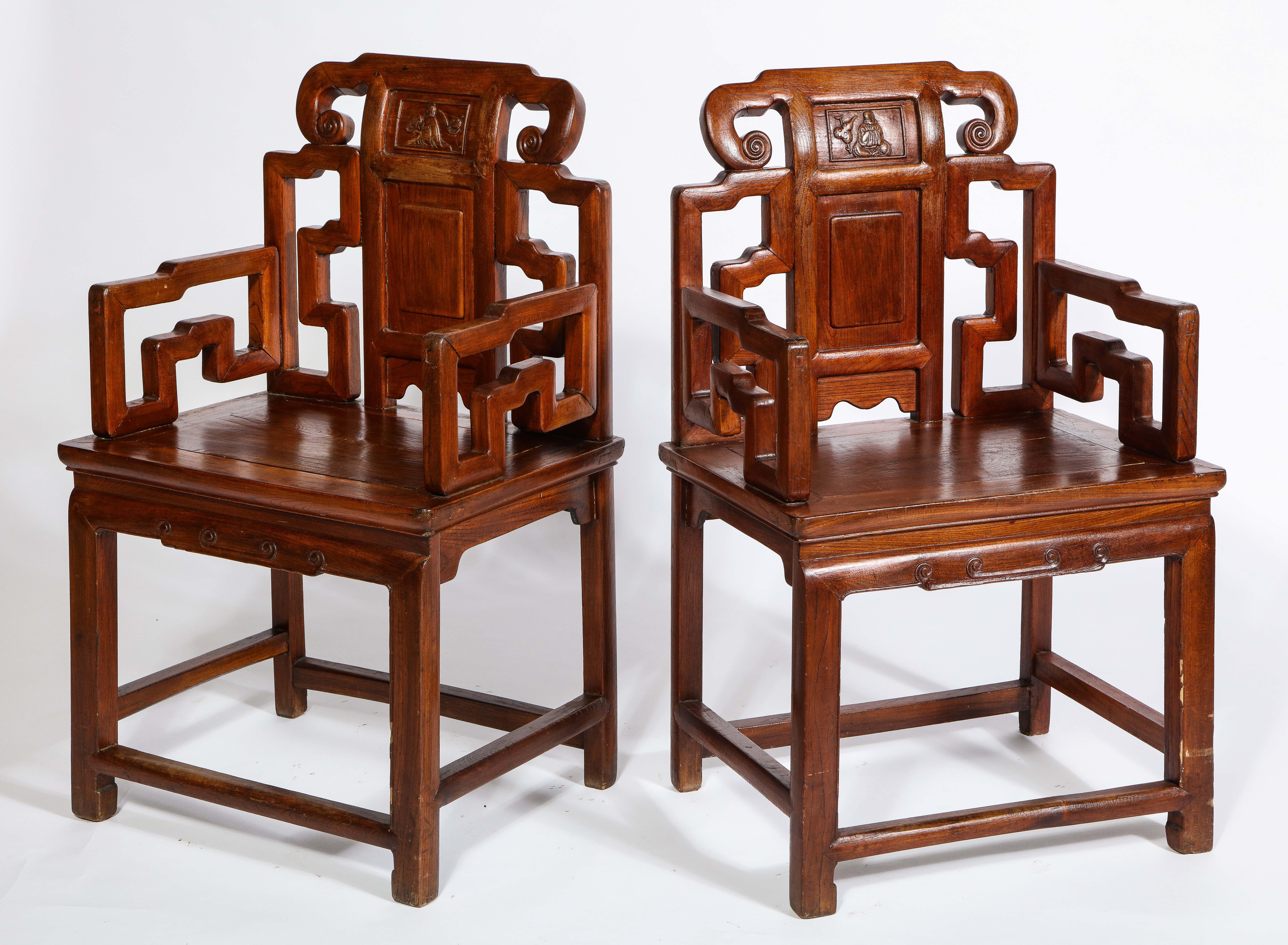 Sculpté à la main Paire de chaises chinoises en bois dur avec motifs ajourés et panneaux en haut-relief en vente