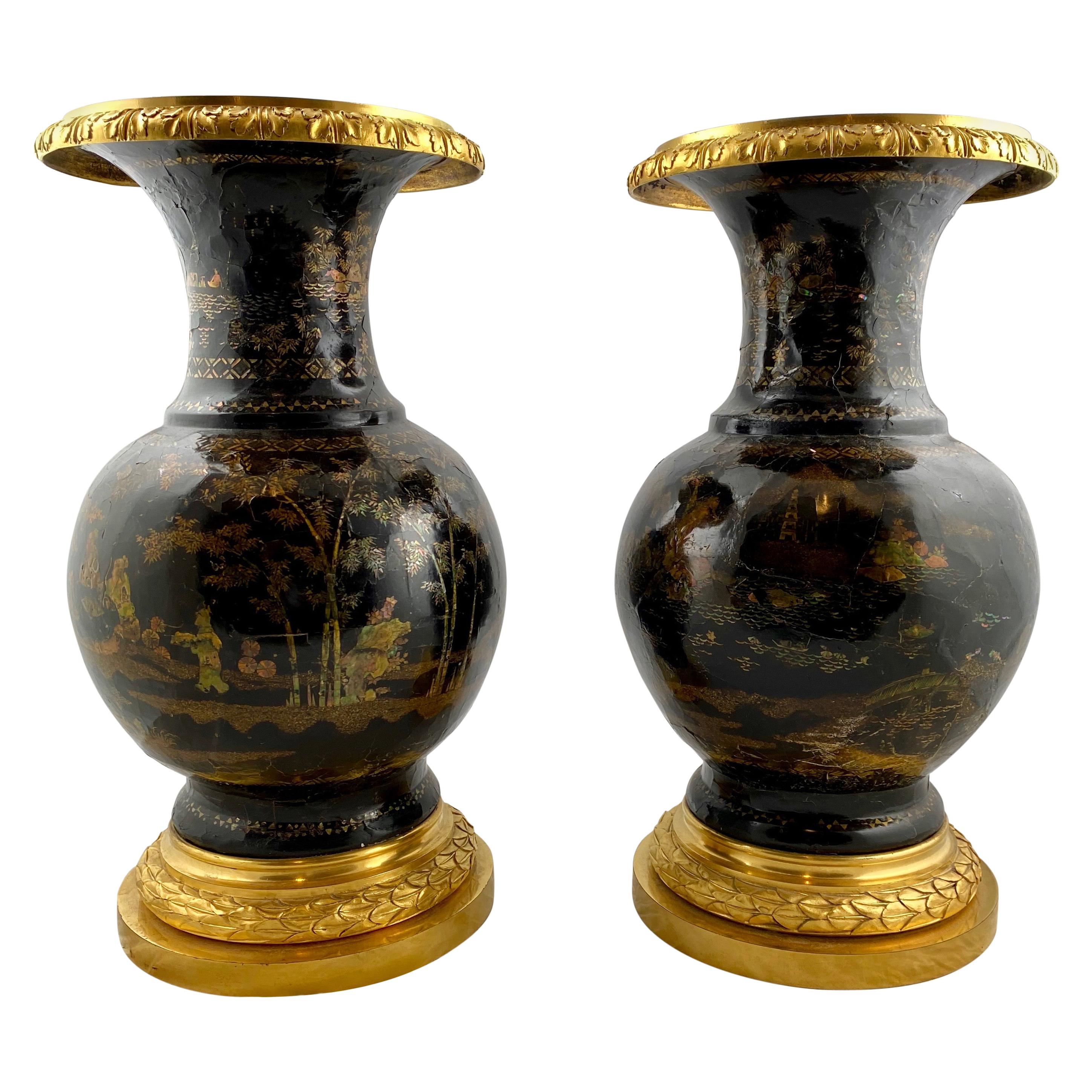 Paar chinesische Lackurnen mit vergoldeten Bronzen, 19. Jahrhundert