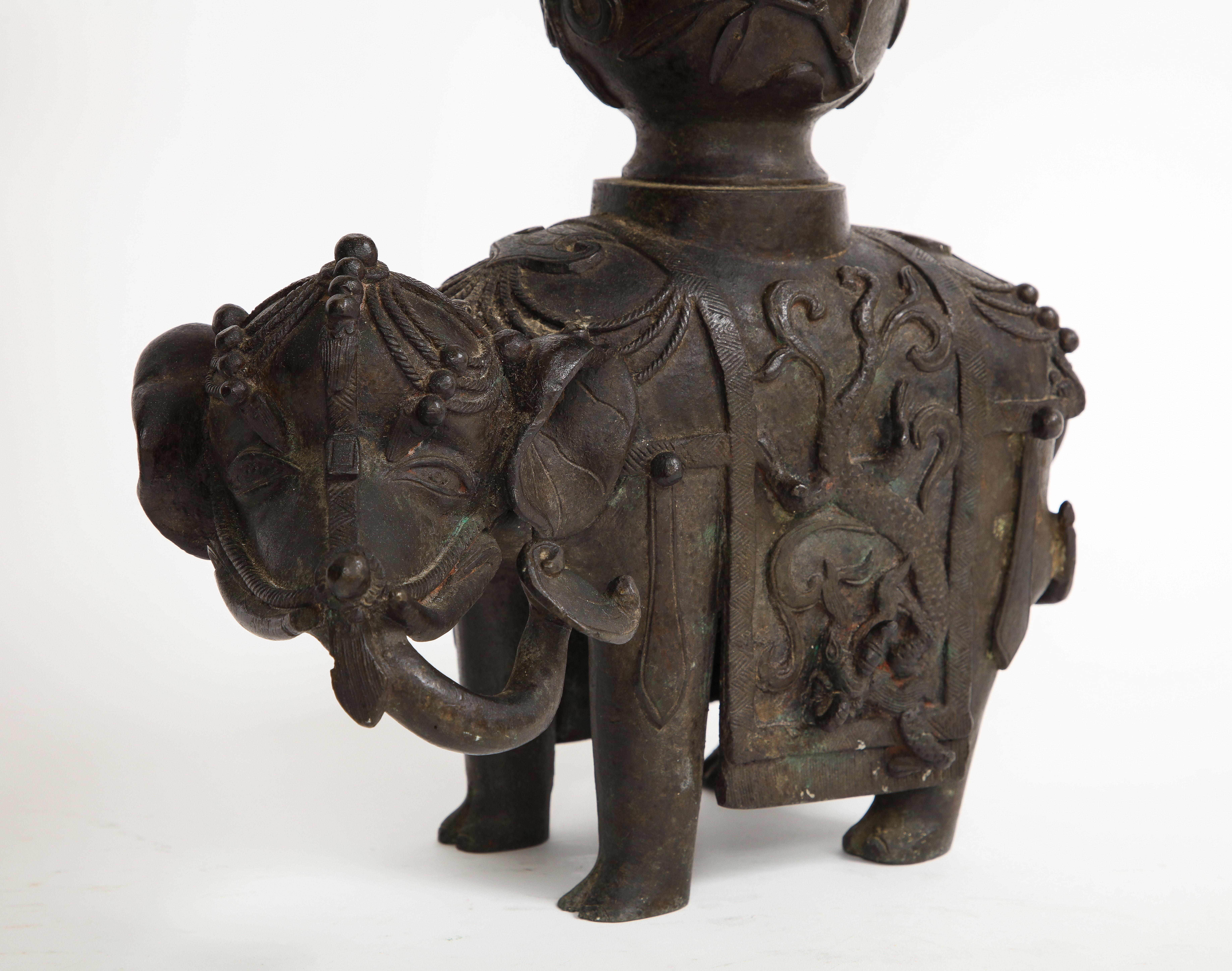 Coppia di vasi/incensieri a forma di elefante in bronzo patinato del periodo Ming cinese in vendita 3