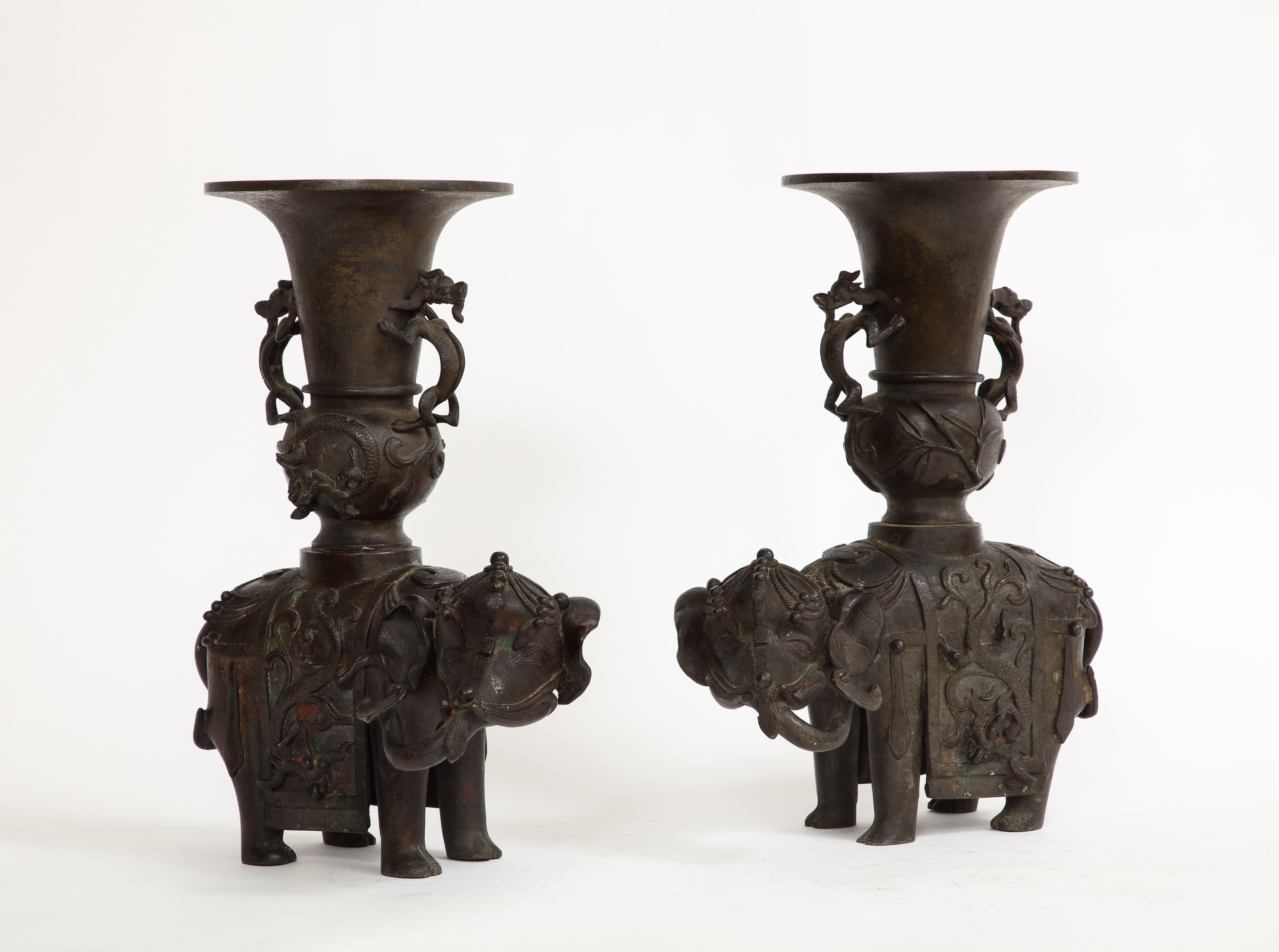 Cinese Coppia di vasi/incensieri a forma di elefante in bronzo patinato del periodo Ming cinese in vendita