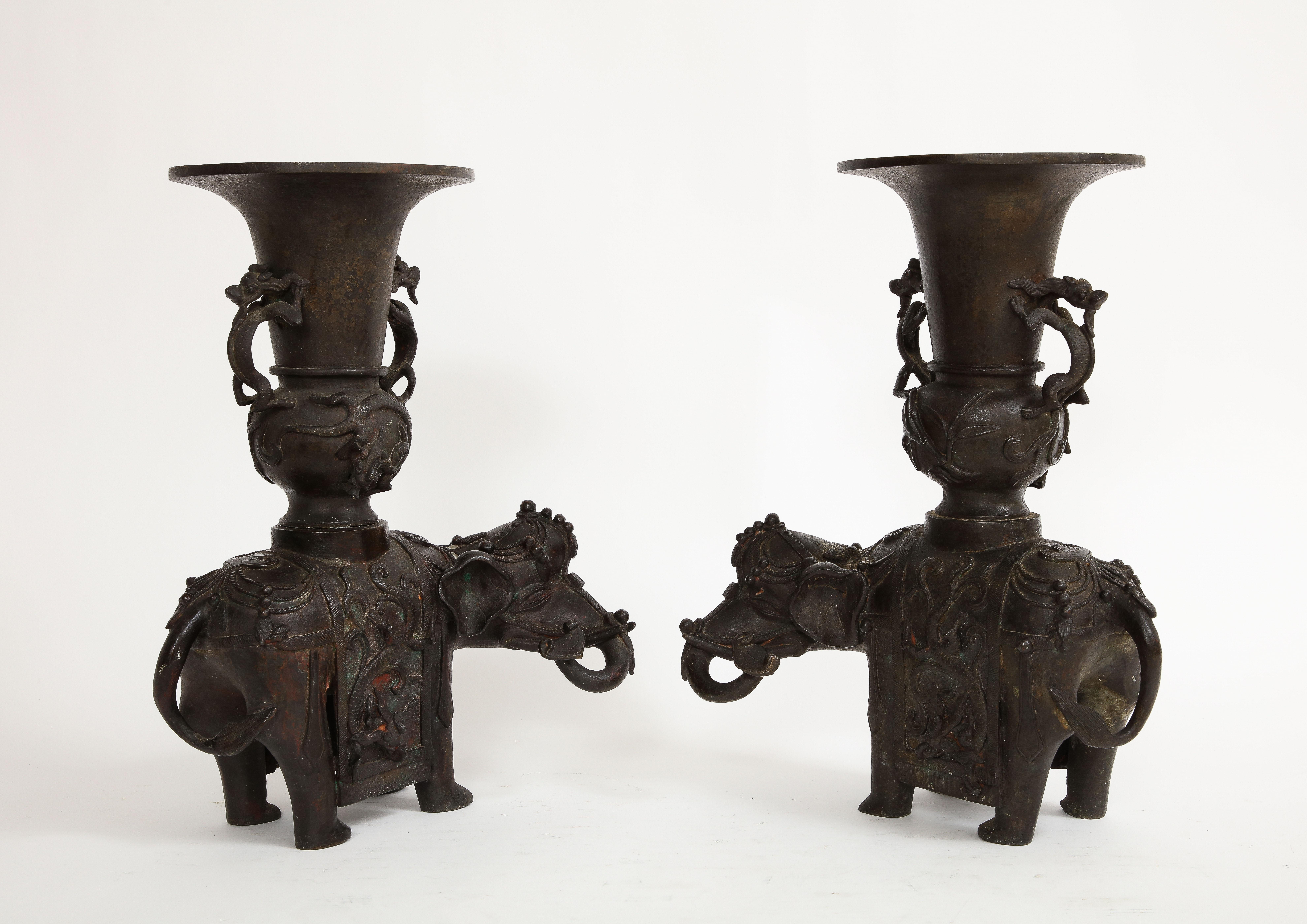 Patinato Coppia di vasi/incensieri a forma di elefante in bronzo patinato del periodo Ming cinese in vendita