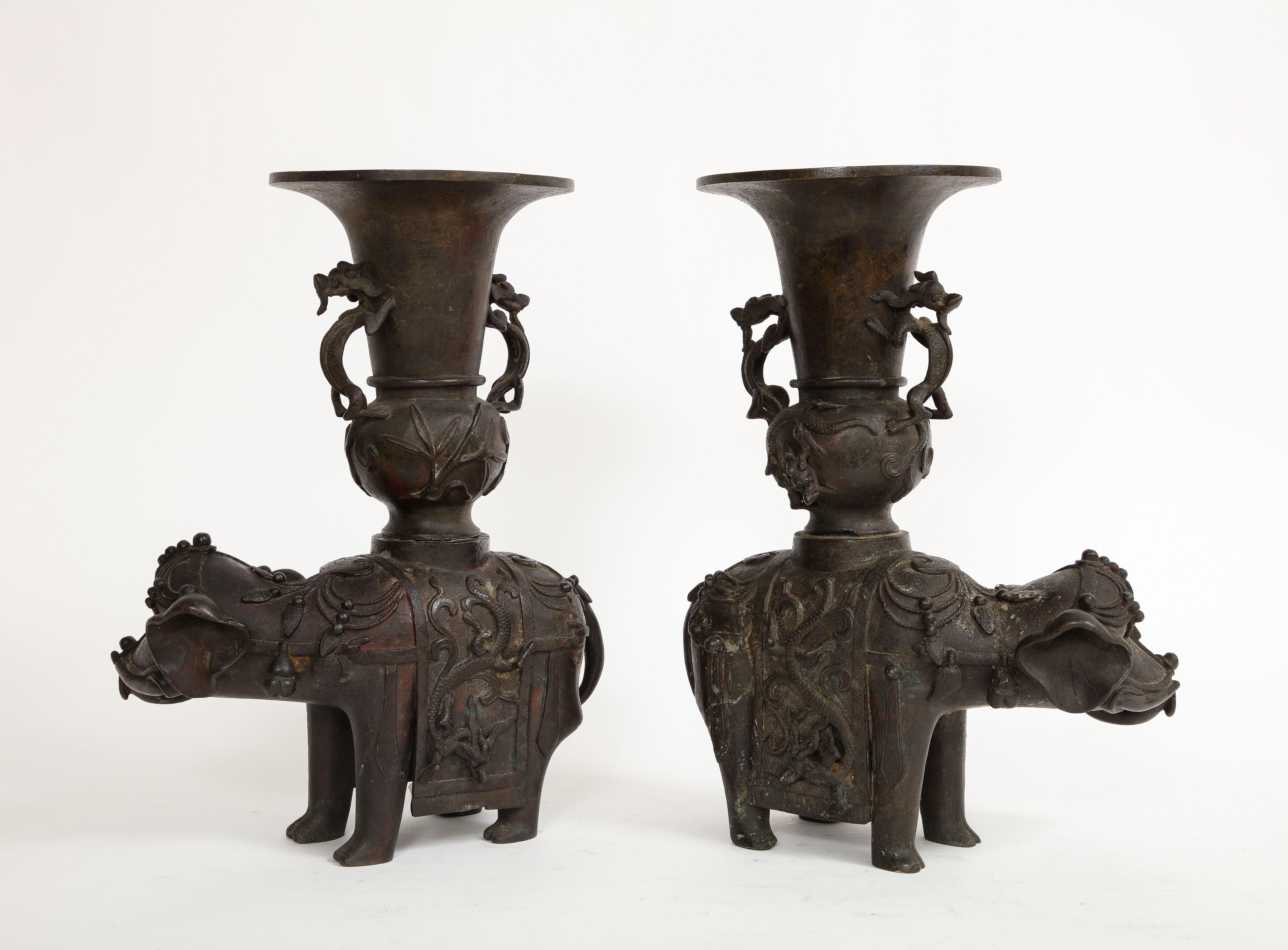 Coppia di vasi/incensieri a forma di elefante in bronzo patinato del periodo Ming cinese In condizioni buone in vendita a New York, NY