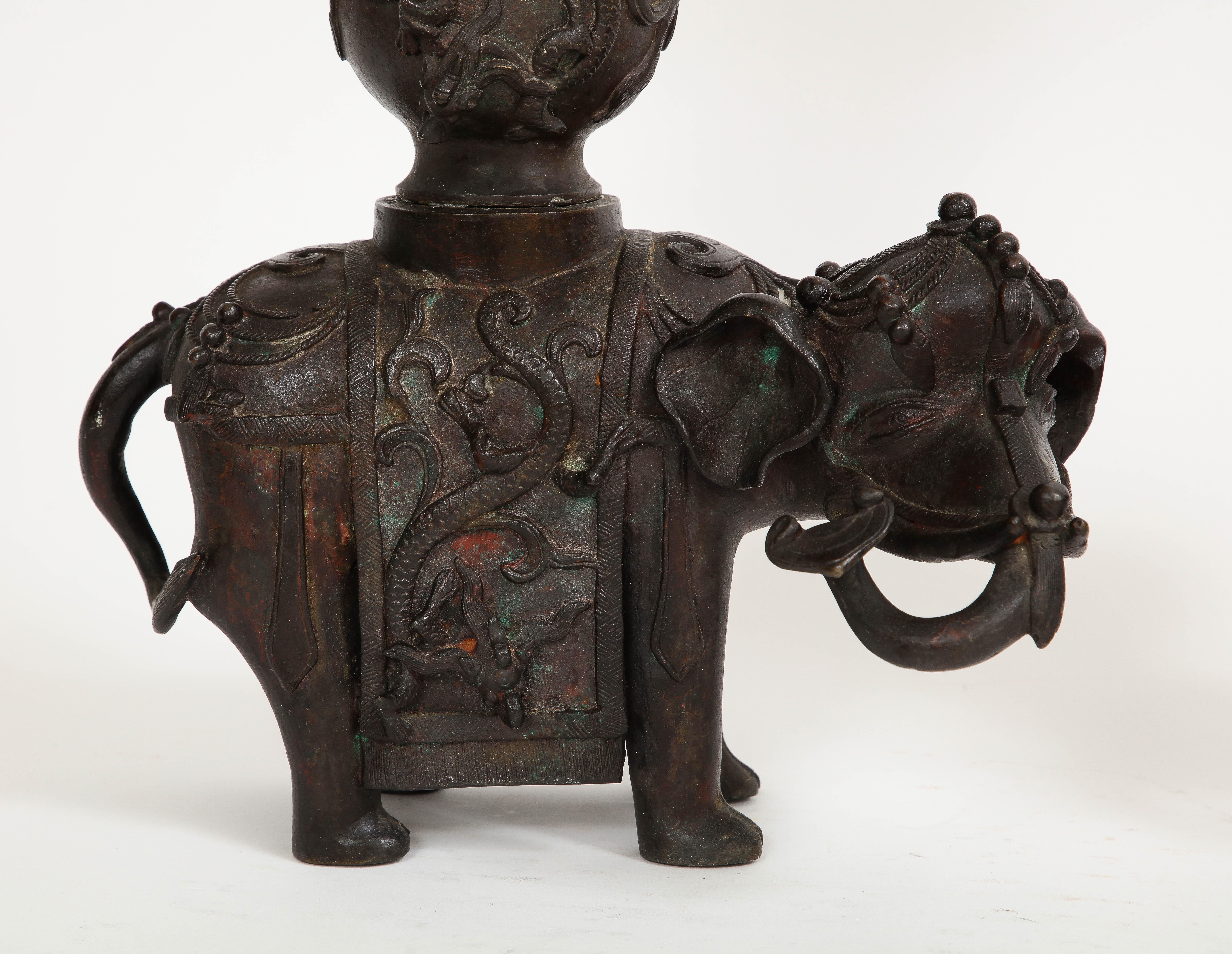 Coppia di vasi/incensieri a forma di elefante in bronzo patinato del periodo Ming cinese in vendita 2