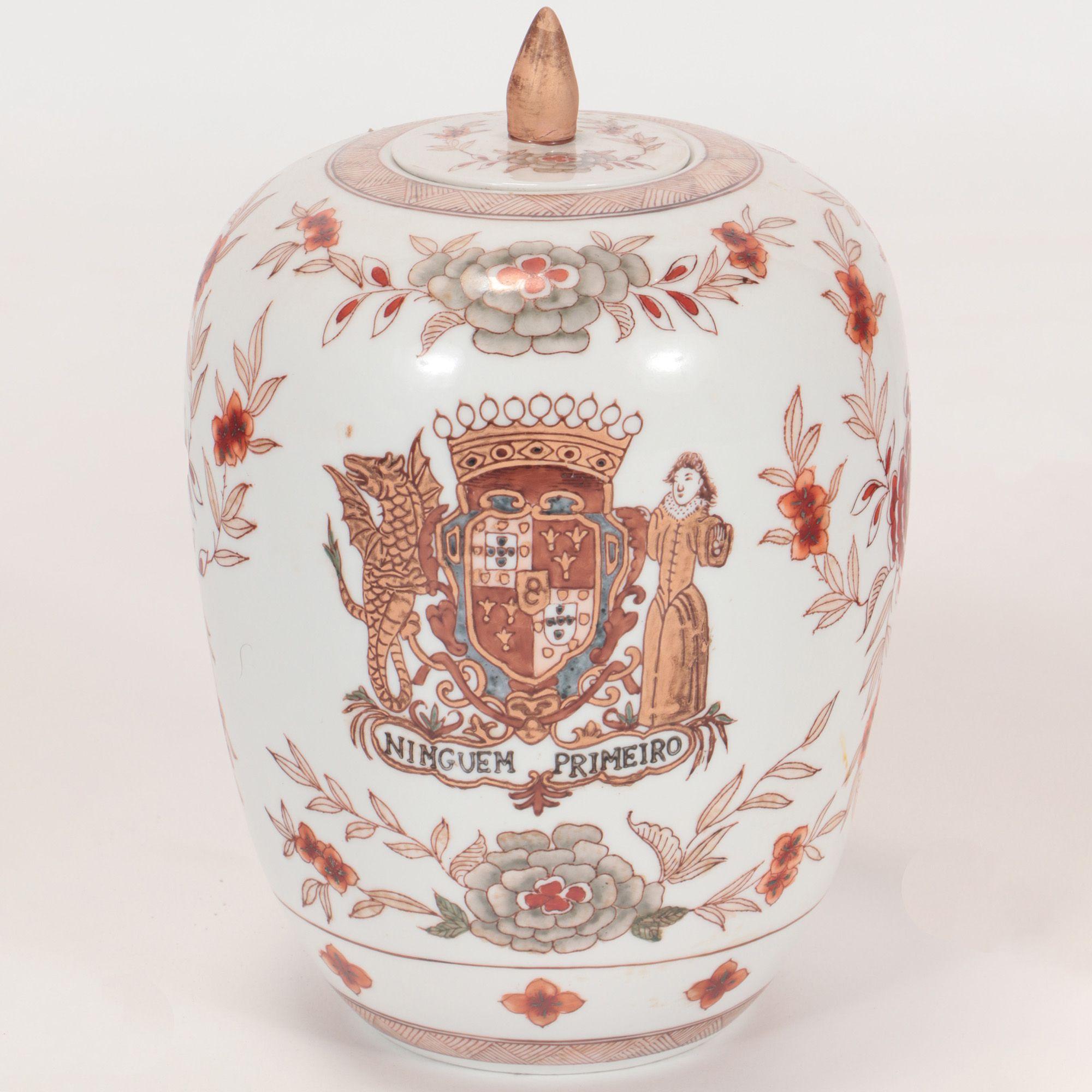 Un par de jarras de porcelana china decoradas con flores y shileds pintados a mano. Con tapas.