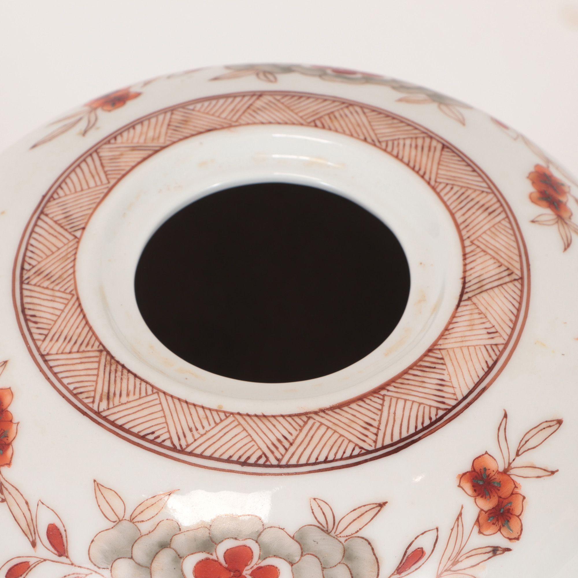 Pareja de tarros decorados de porcelana china con tapa en venta 2