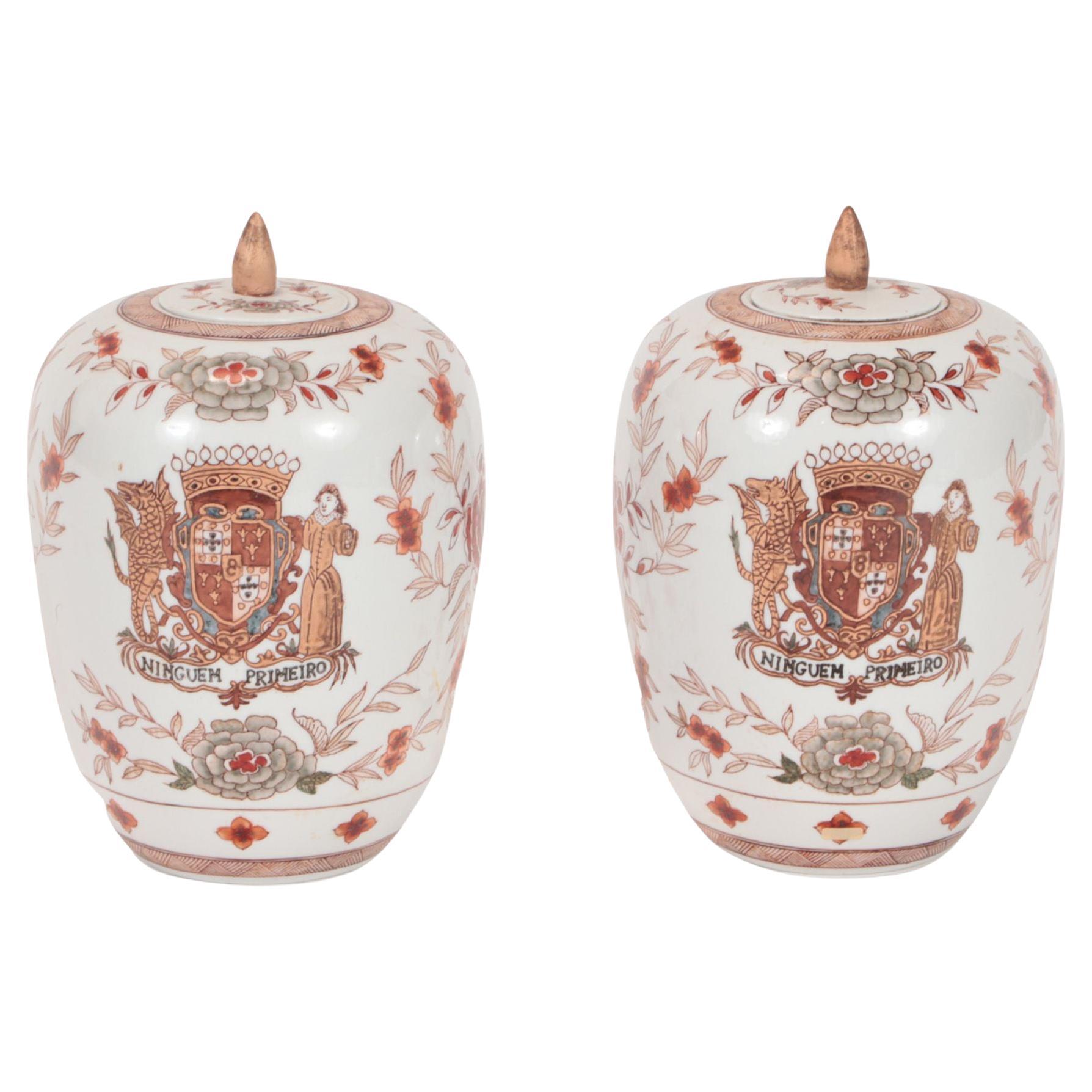 Paar chinesische Porzellan-Dekorationsgefäße mit Deckeln