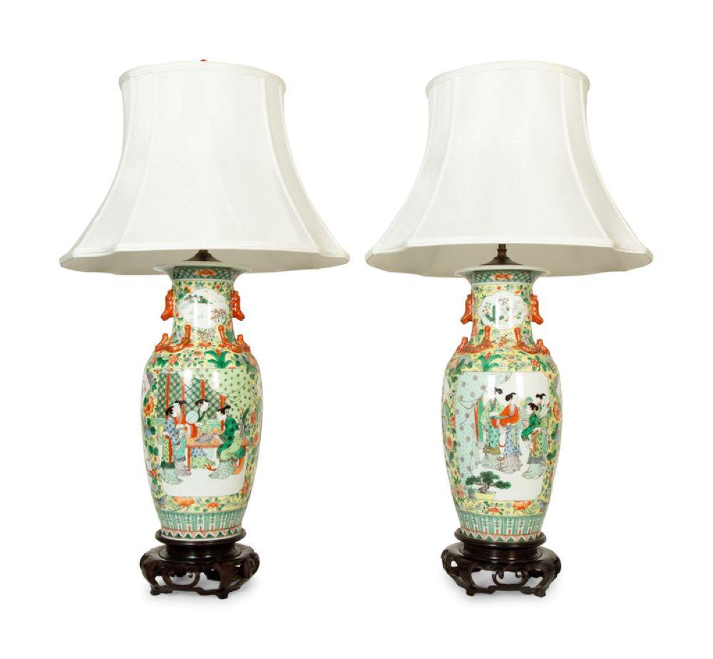 Paar chinesische Porzellanvasen als Lampen montiert (Handbemalt) im Angebot