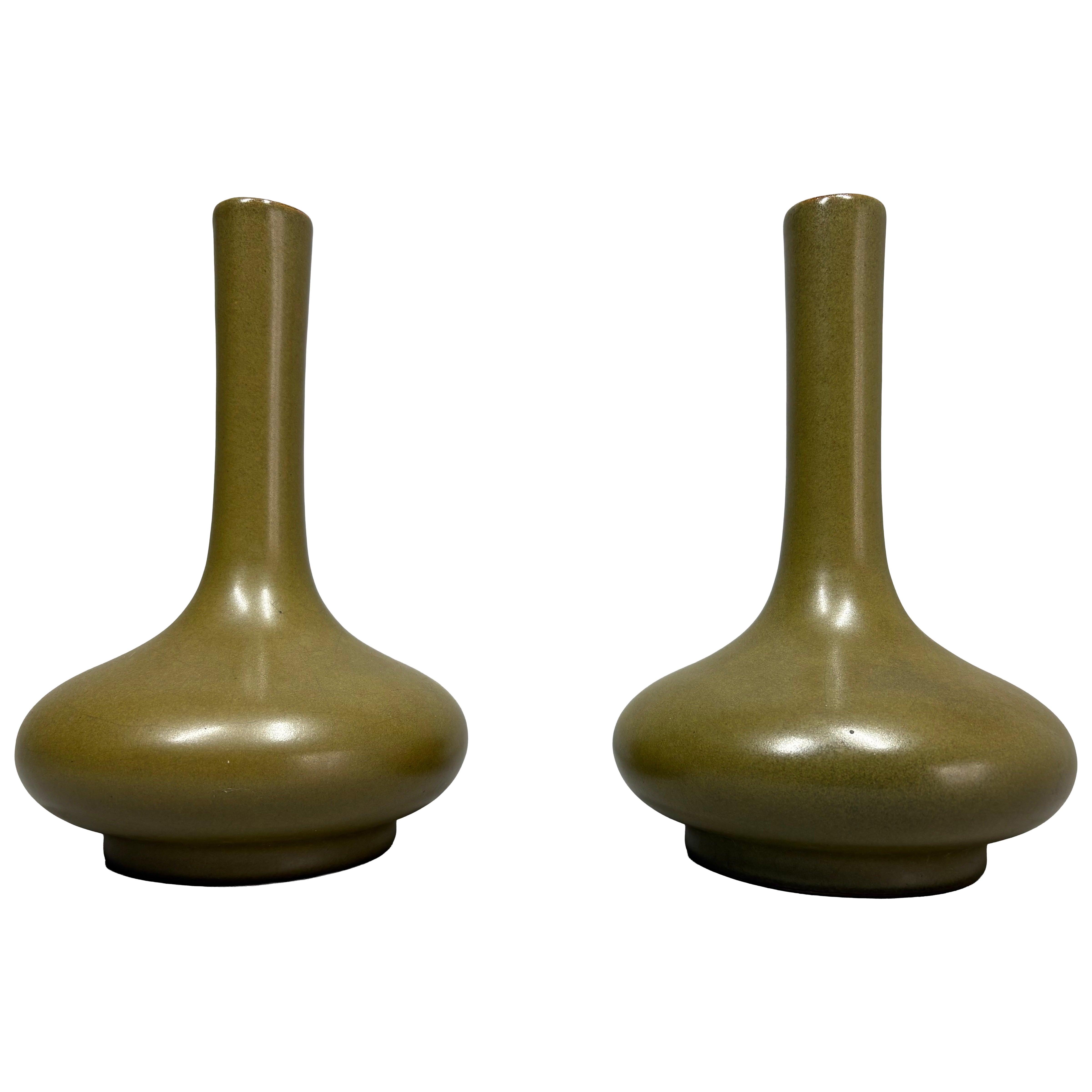A pair of Chinese Qing dynasty tea-dust-glazed porcelain bottle vases in vendita