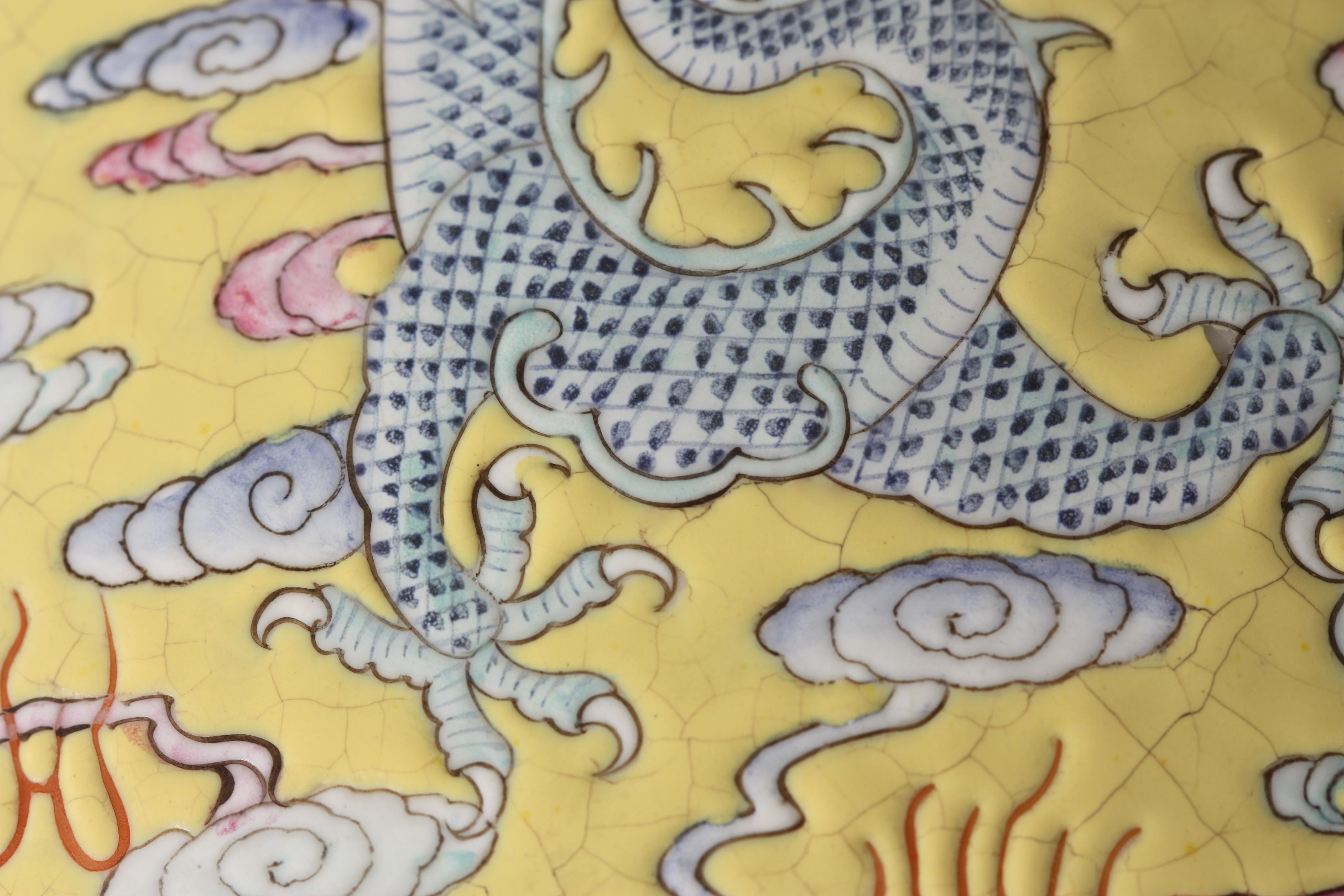 Paar chinesische Famille Jaune-Porzellanvasen im Qing-Stil im Angebot 5