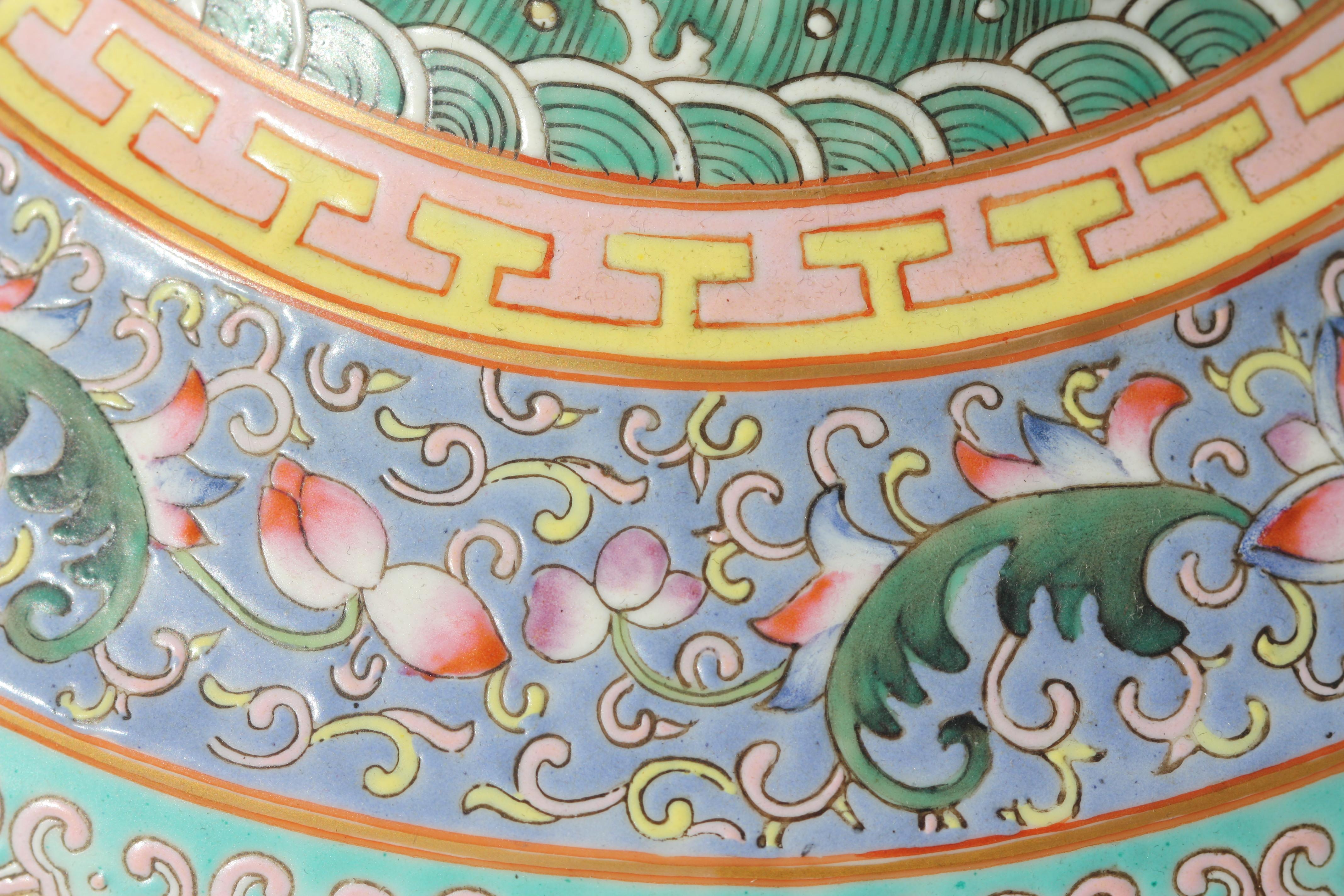 Paar chinesische Famille Jaune-Porzellanvasen im Qing-Stil im Angebot 6
