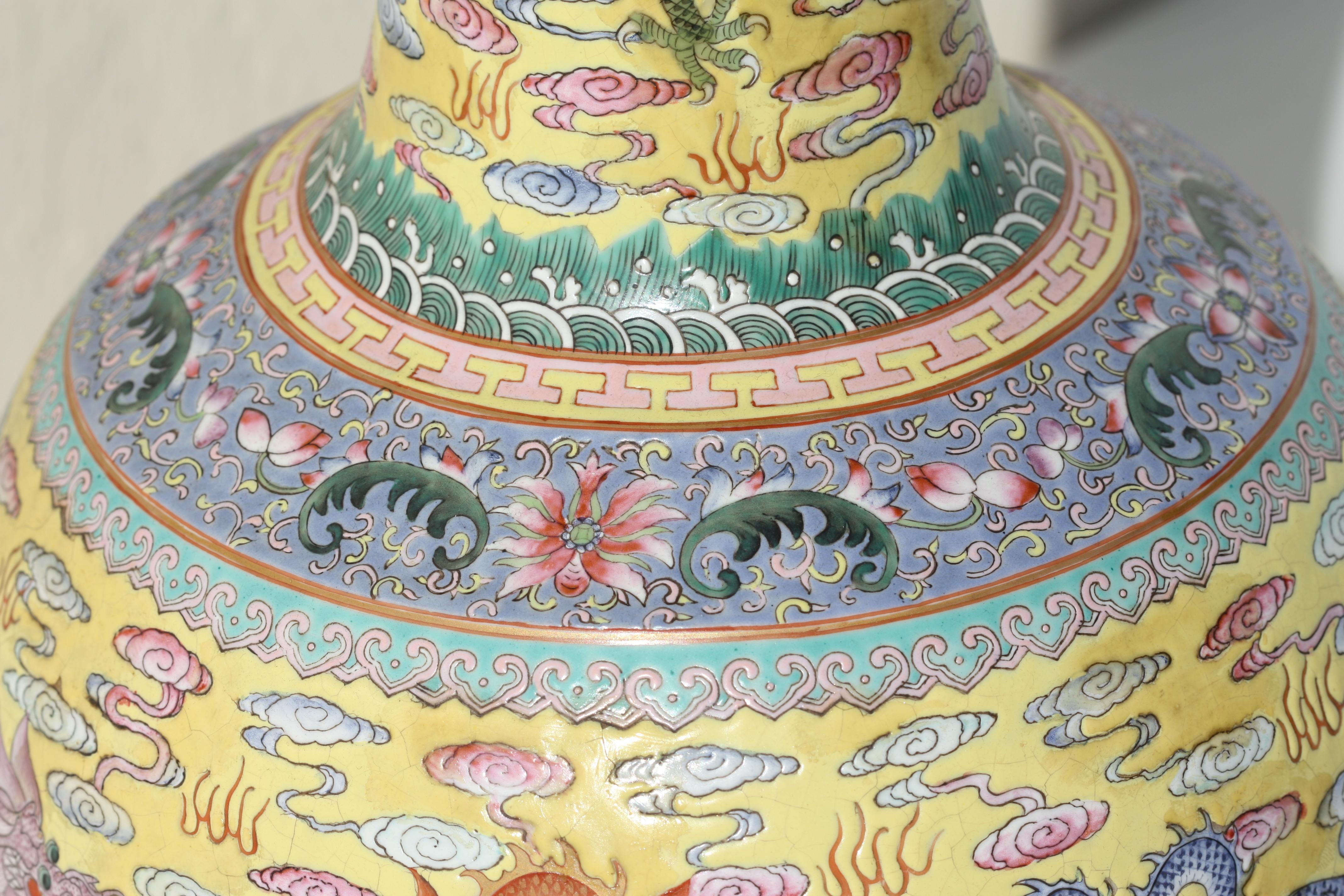 Paar chinesische Famille Jaune-Porzellanvasen im Qing-Stil im Angebot 8
