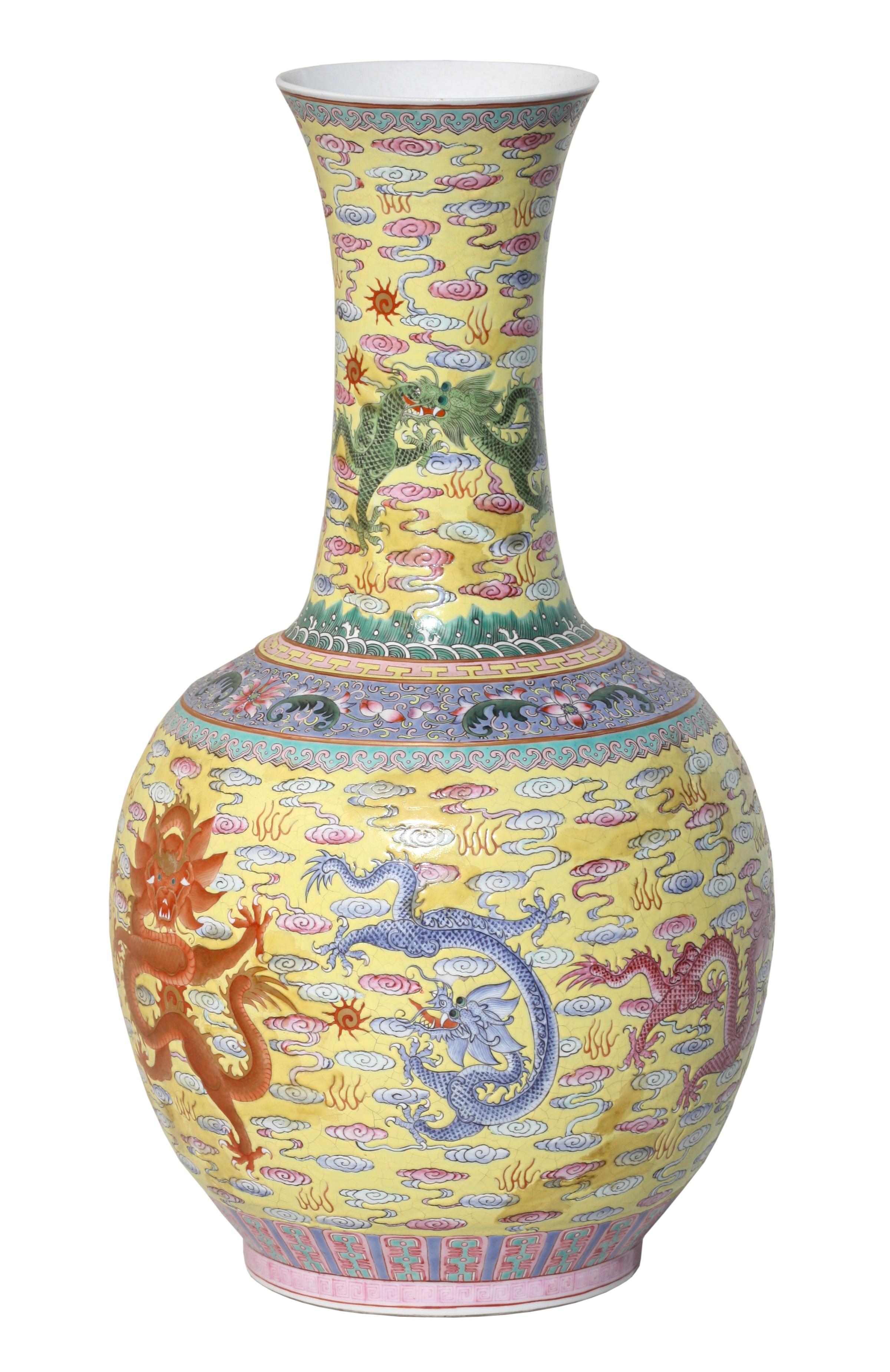 
Ein Paar chinesische Porzellanvasen im Qing-Stil, balusterförmige Vasen mit breiter Öffnung, bemalt mit Drachen, die sich inmitten von Wolken auf gelbem und rosa Grund bewegen
Höhe 17,5 in. (44,45 cm.)
Basis 14,28 cm (5,62 Zoll) 
76,2 cm (30 Zoll)