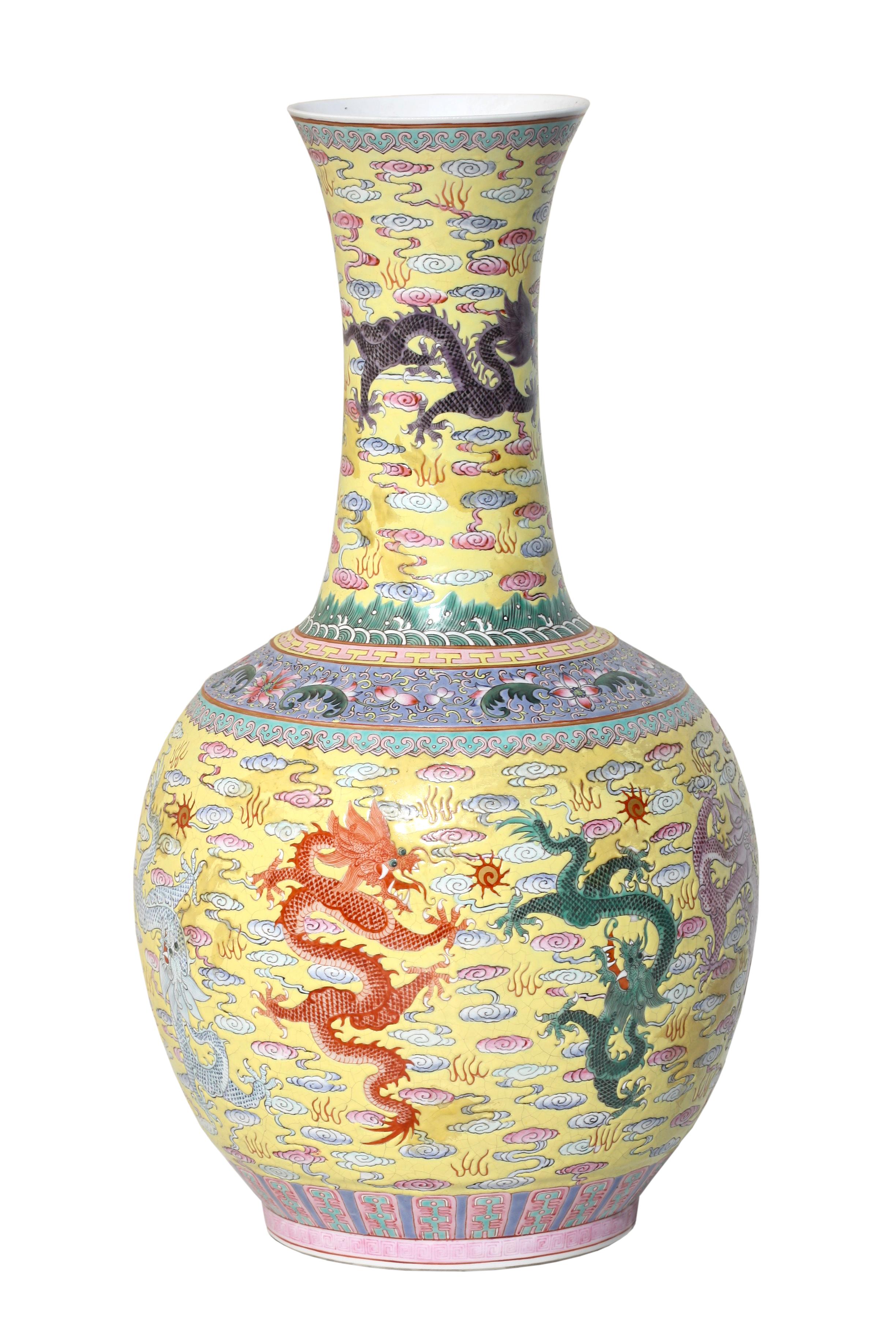 Paar chinesische Famille Jaune-Porzellanvasen im Qing-Stil (20. Jahrhundert) im Angebot