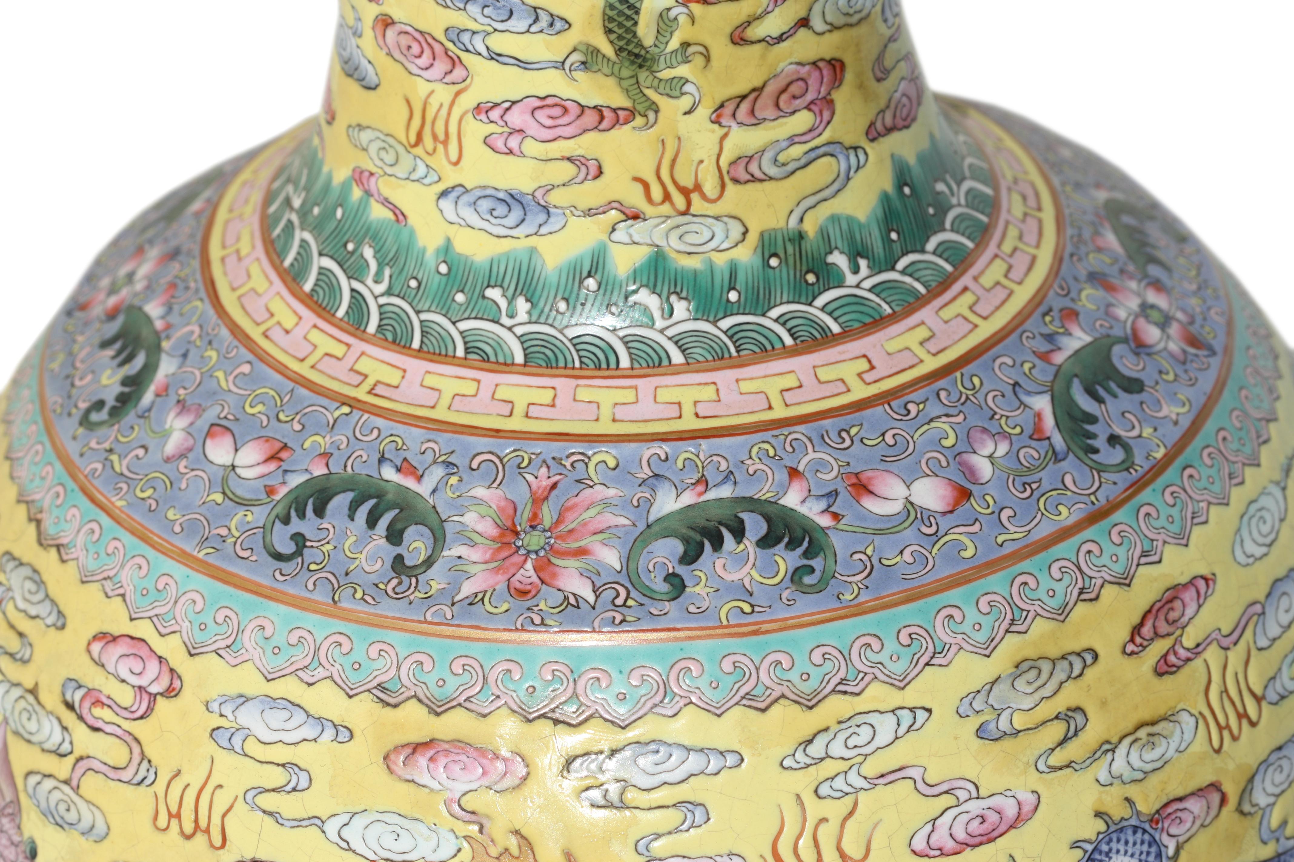 Paar chinesische Famille Jaune-Porzellanvasen im Qing-Stil (Keramik) im Angebot