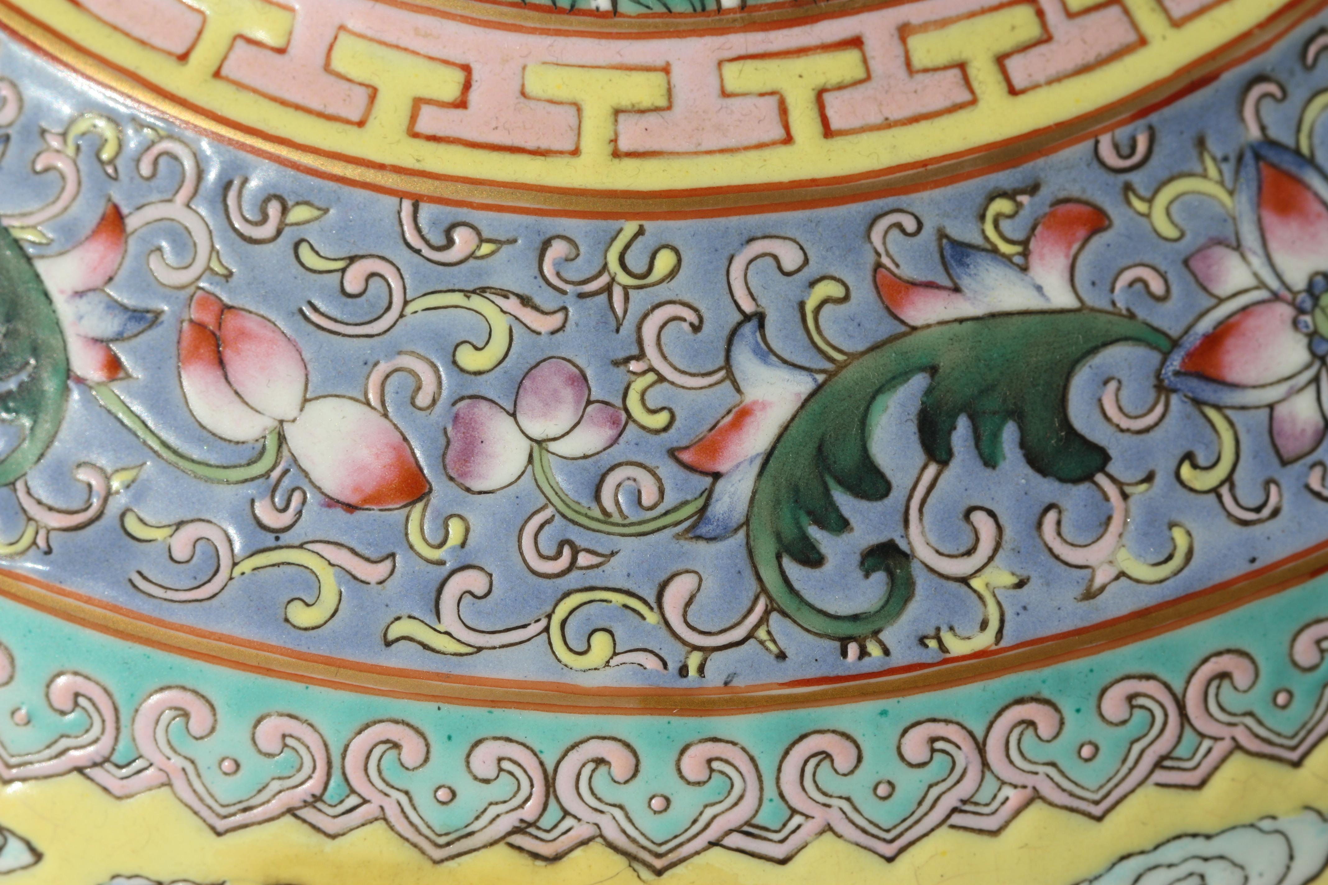 Paar chinesische Famille Jaune-Porzellanvasen im Qing-Stil im Angebot 1