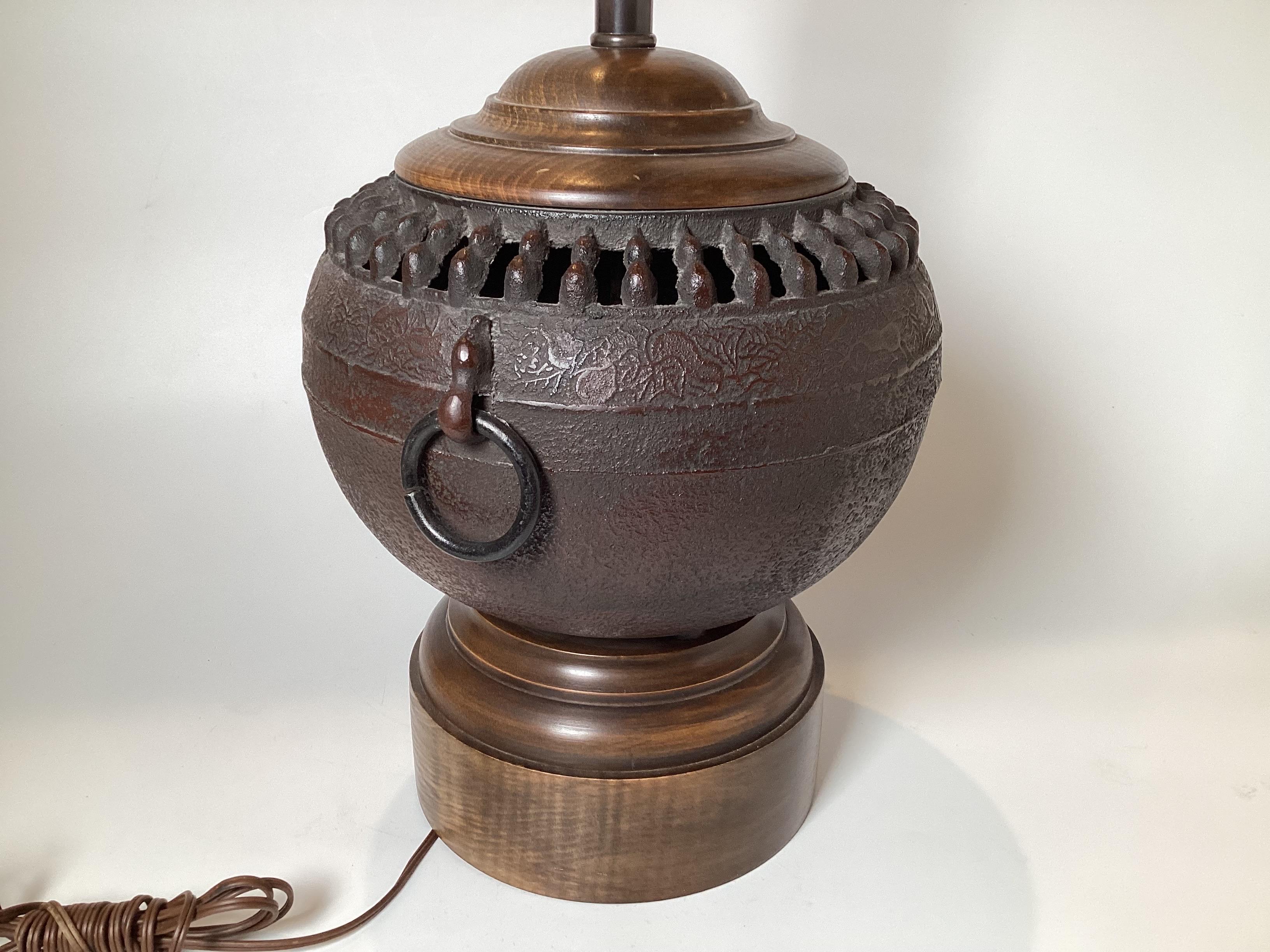 20ième siècle Paire de lampes-urnes en bronze de style chinois en vente