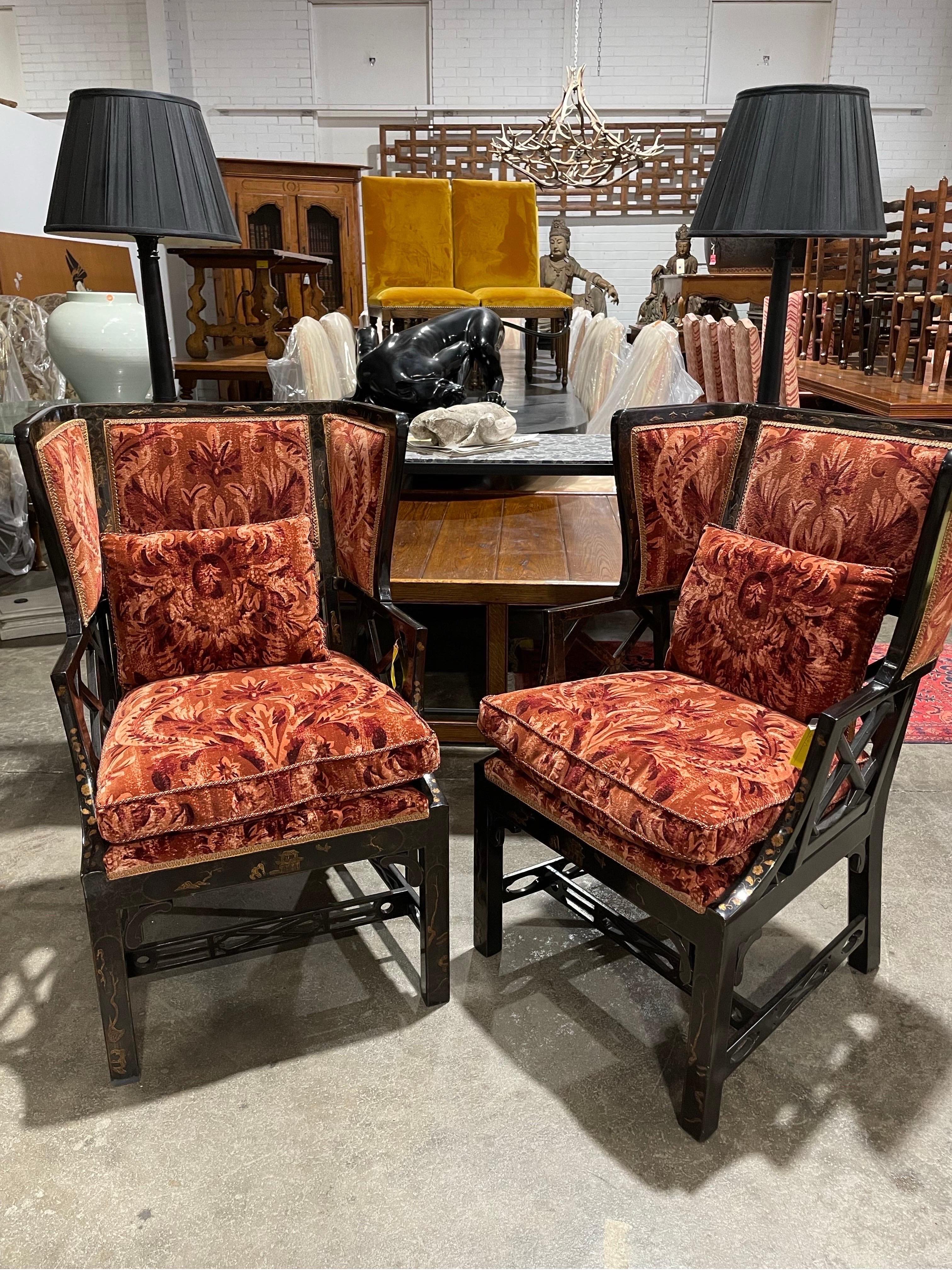 Paire de chaises à oreilles de style Chippendale en velours rouge, 20e siècle

Dimensions : Hauteur du dossier : 103 cm. Hauteur du siège : 43 cm. Largeur de l'assise : 58,5 cm Profondeur de l'assise : 53,5 cm.

Provenance : Collection privée de
