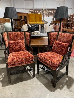 Ein Paar Chinoiserie-Flügelstühle im Chippendale-Stil mit rotem Samt, 20.