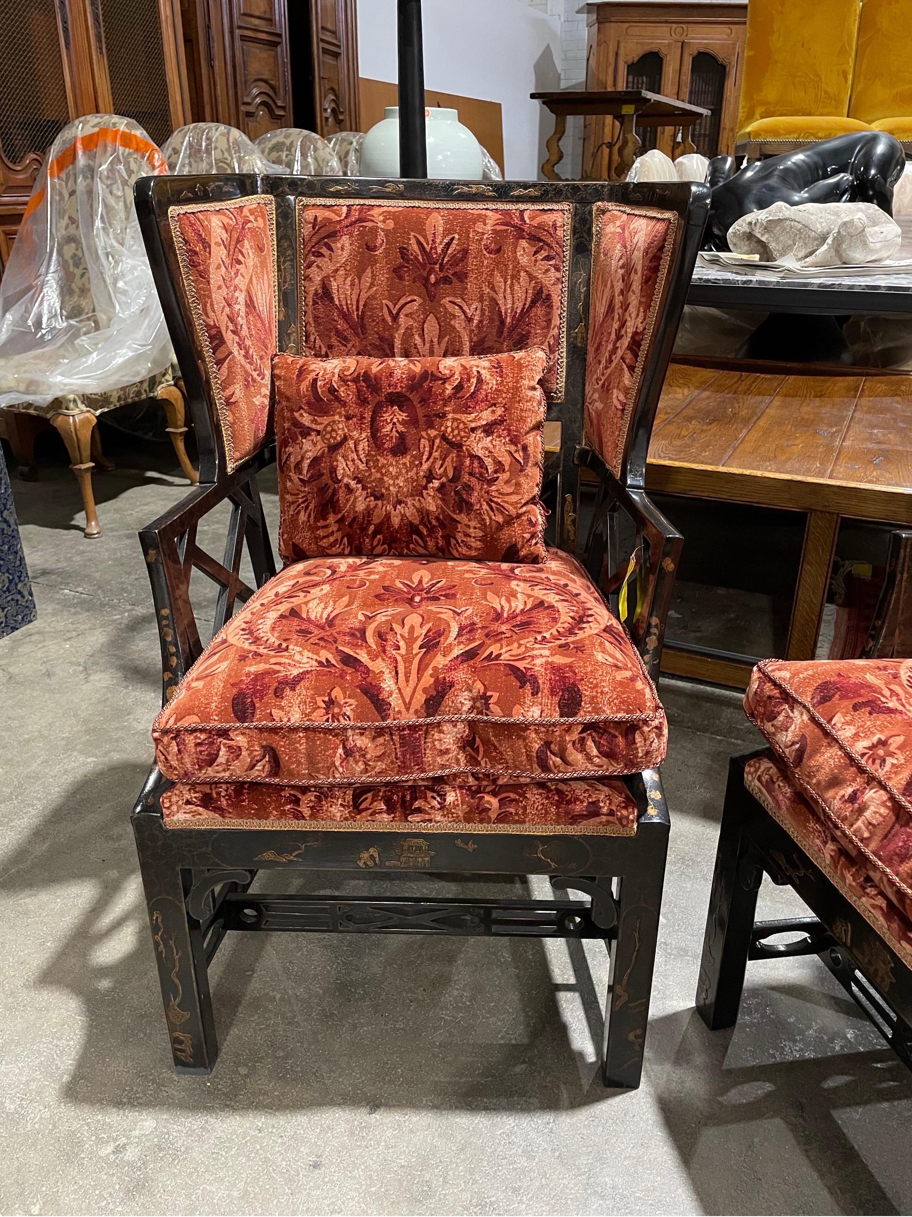 Fait main Paire de chaises à oreilles de style Chippendale en velours rouge, 20e siècle en vente