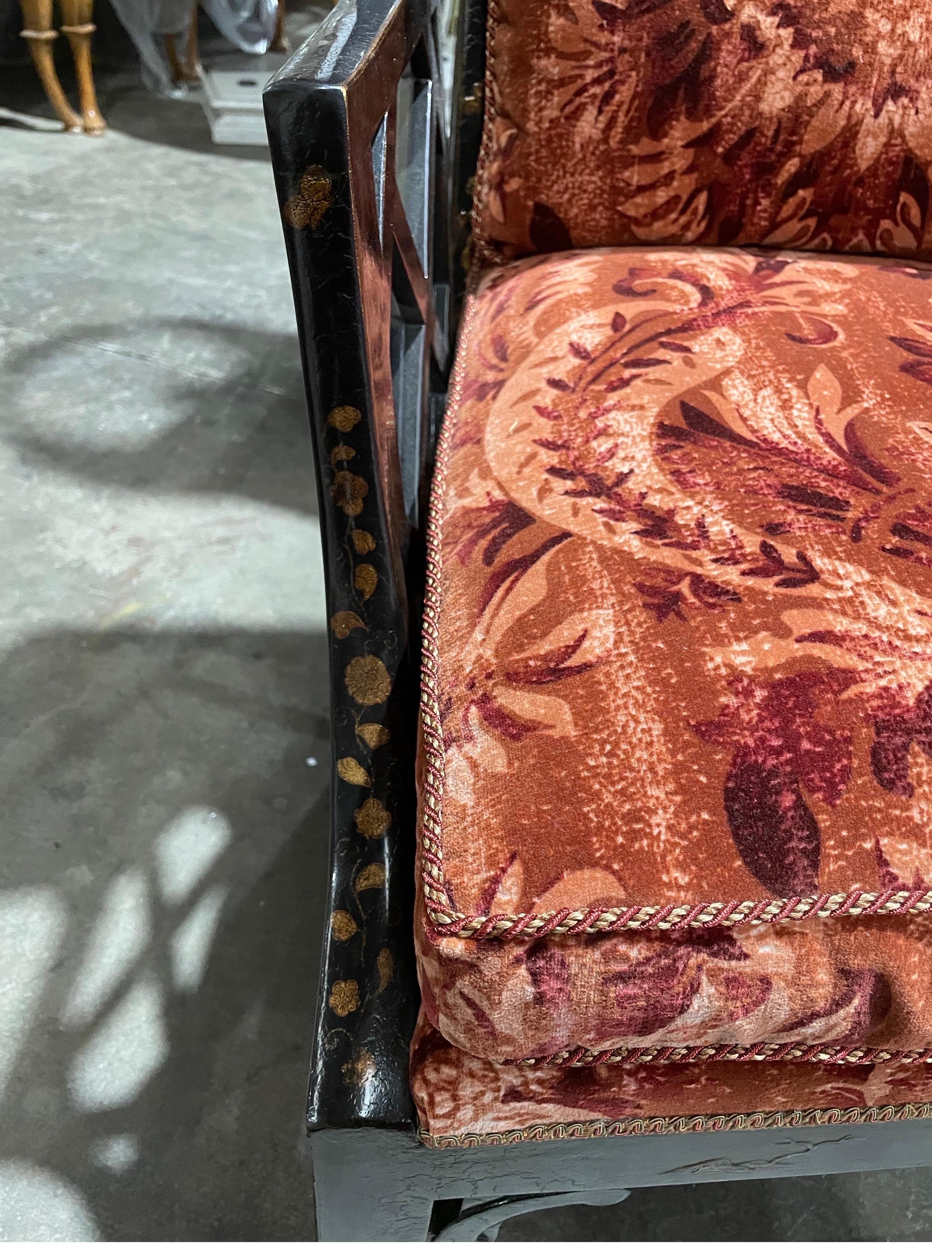 Paire de chaises à oreilles de style Chippendale en velours rouge, 20e siècle Bon état - En vente à ARMADALE, VIC