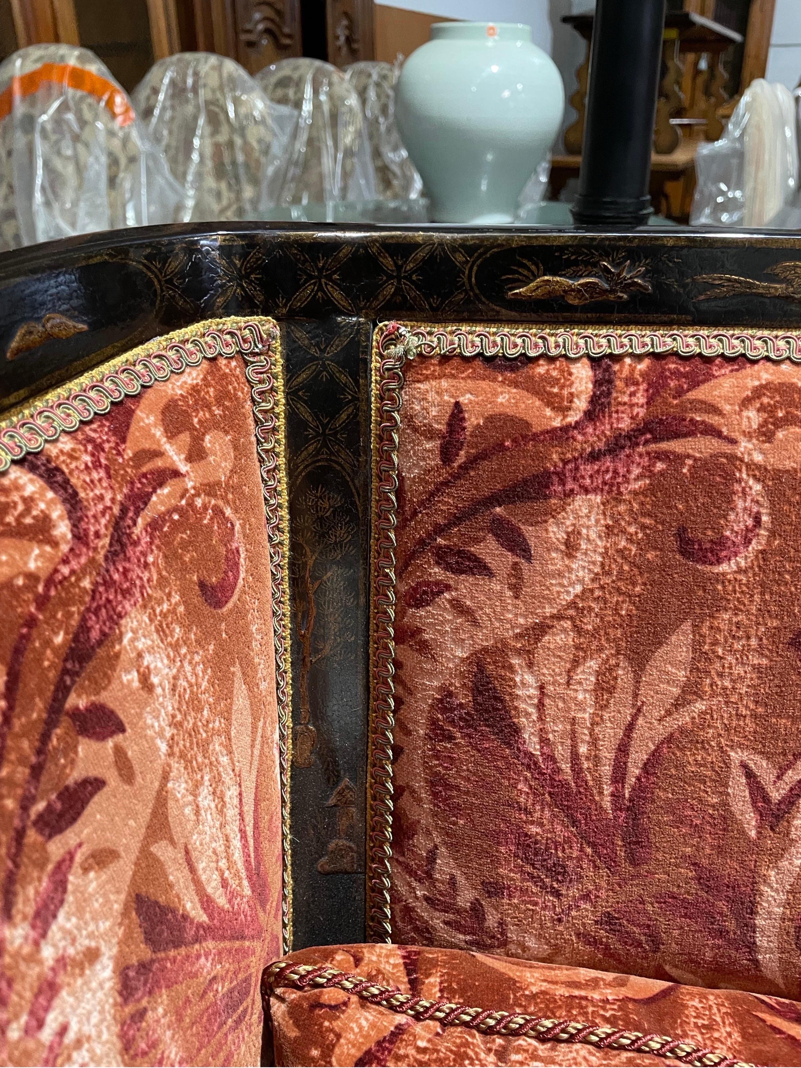 20ième siècle Paire de chaises à oreilles de style Chippendale en velours rouge, 20e siècle en vente