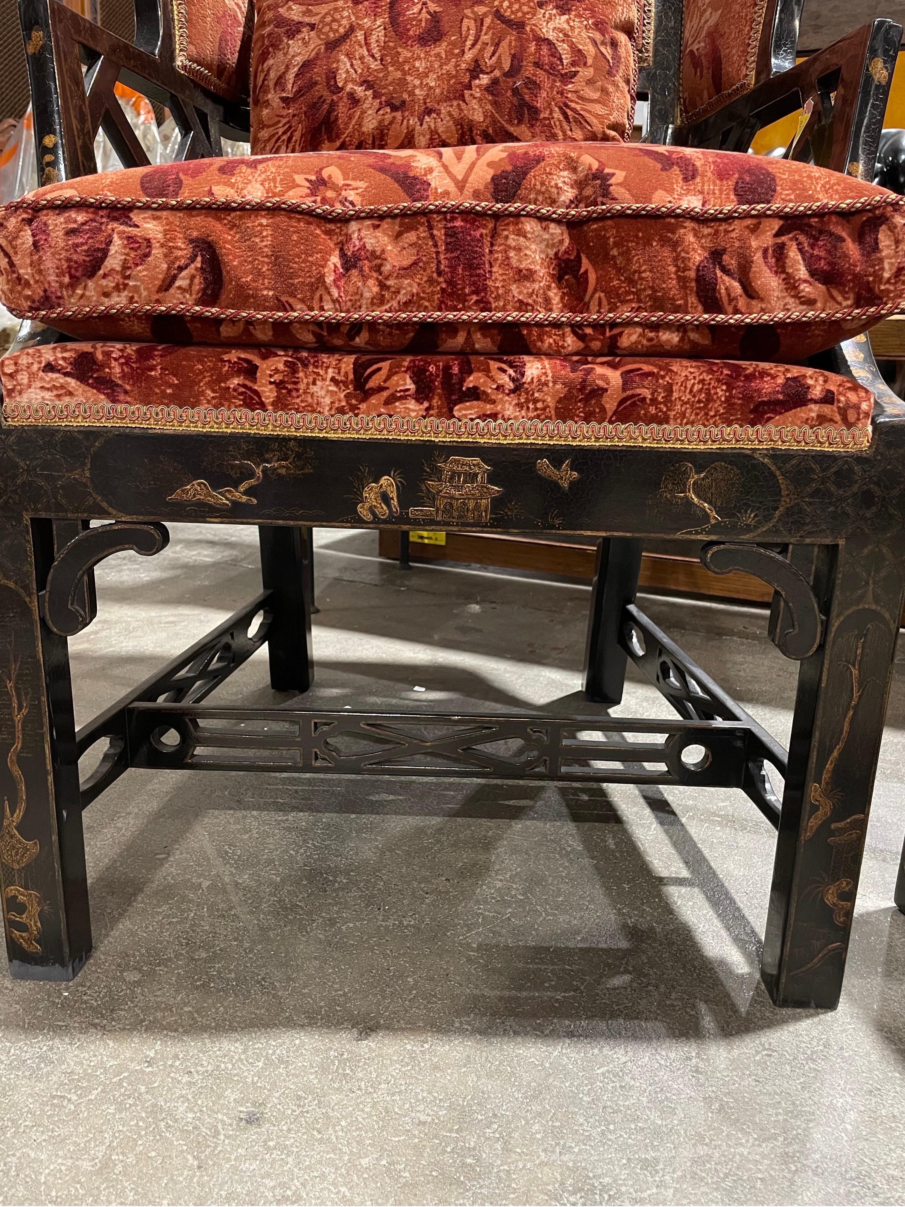 Bois de feuillus Paire de chaises à oreilles de style Chippendale en velours rouge, 20e siècle en vente