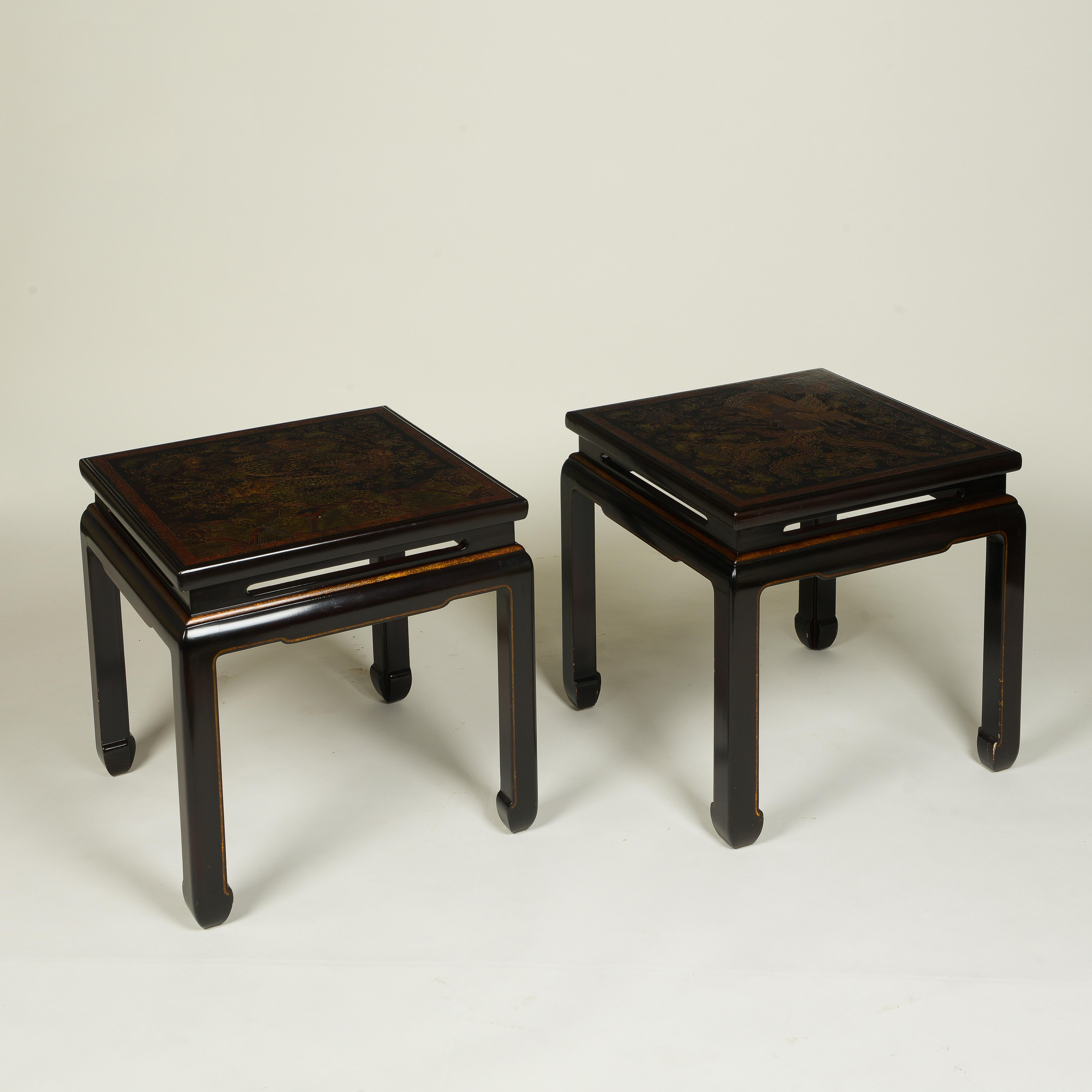 Ein Paar dunkelbraune, quadratische Coromandel-Lack-Tische im Chinoiserie-Stil (Ming-Dynastie) im Angebot