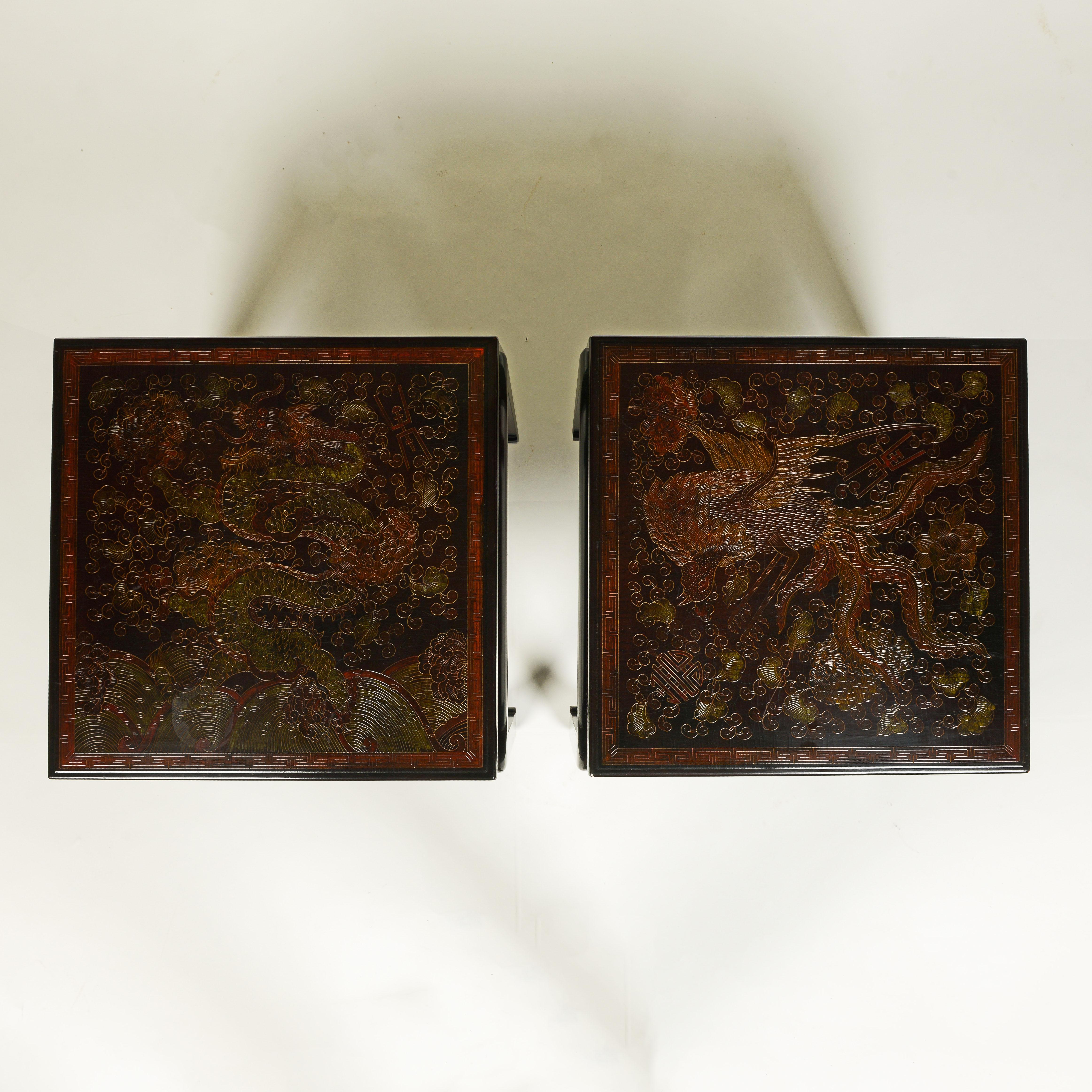 Ein Paar dunkelbraune, quadratische Coromandel-Lack-Tische im Chinoiserie-Stil (Französisch) im Angebot