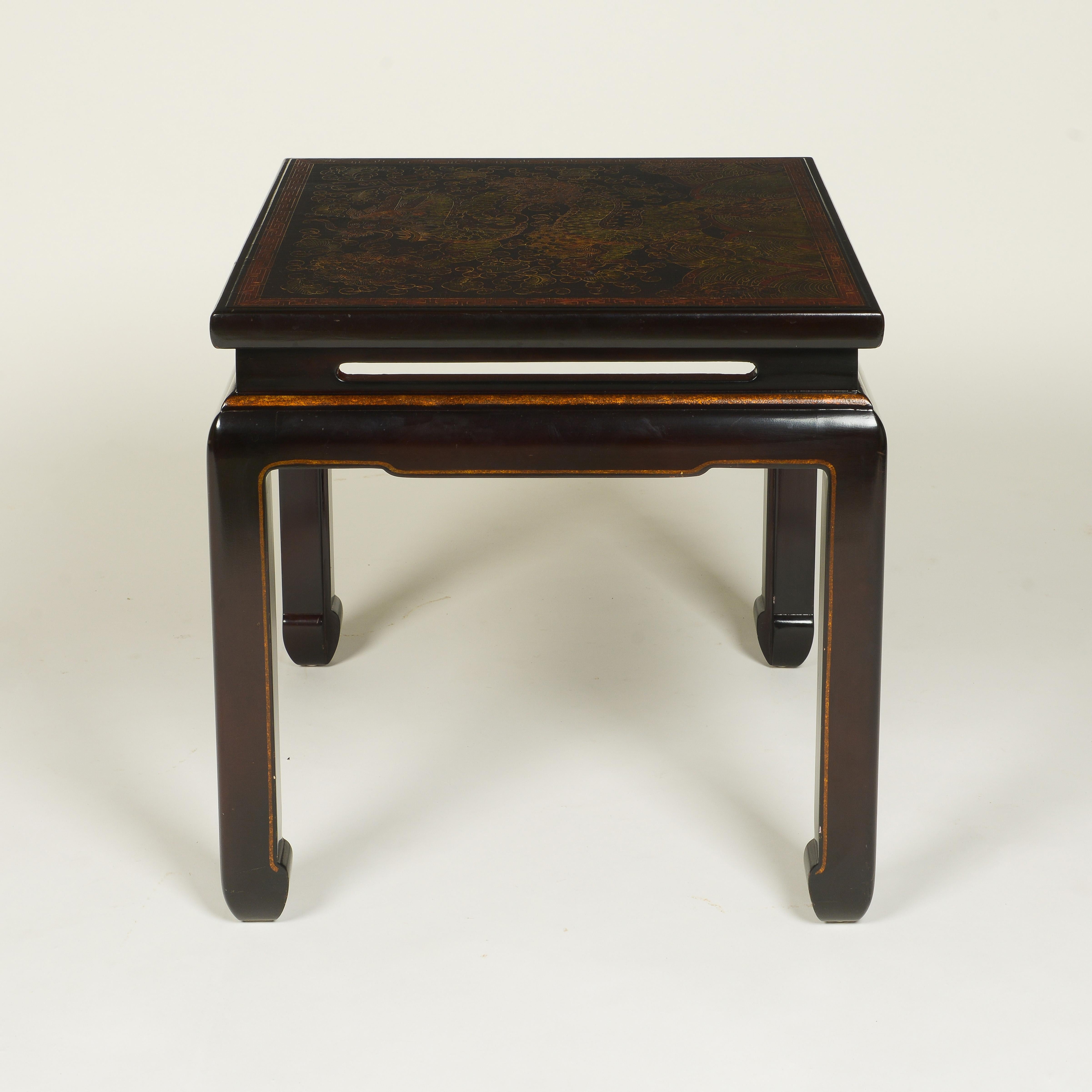 Ein Paar dunkelbraune, quadratische Coromandel-Lack-Tische im Chinoiserie-Stil im Zustand „Gut“ im Angebot in New York, NY