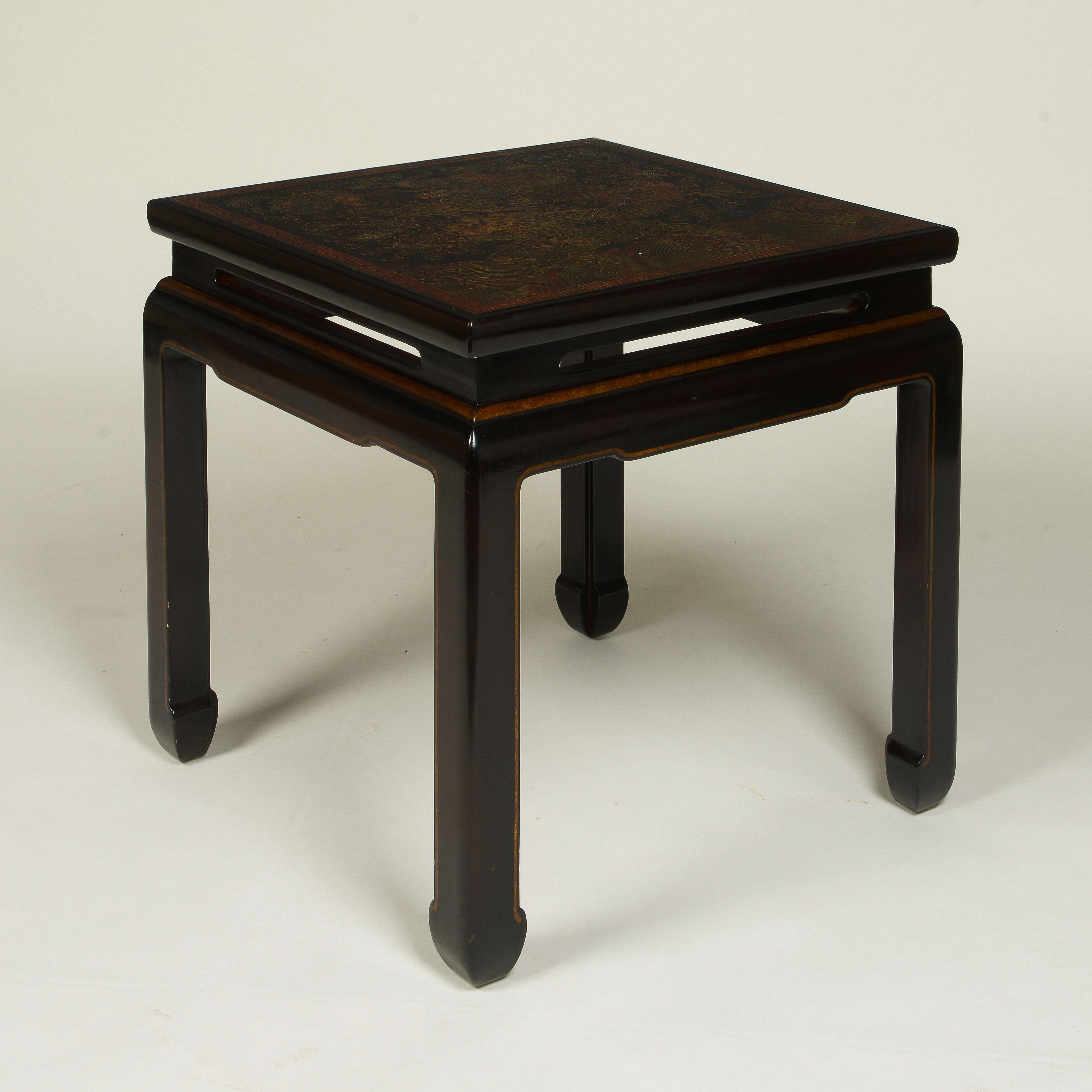 20ième siècle Paire de tables basses carrées en laque de Coromandel brun foncé de style Chinoiserie en vente