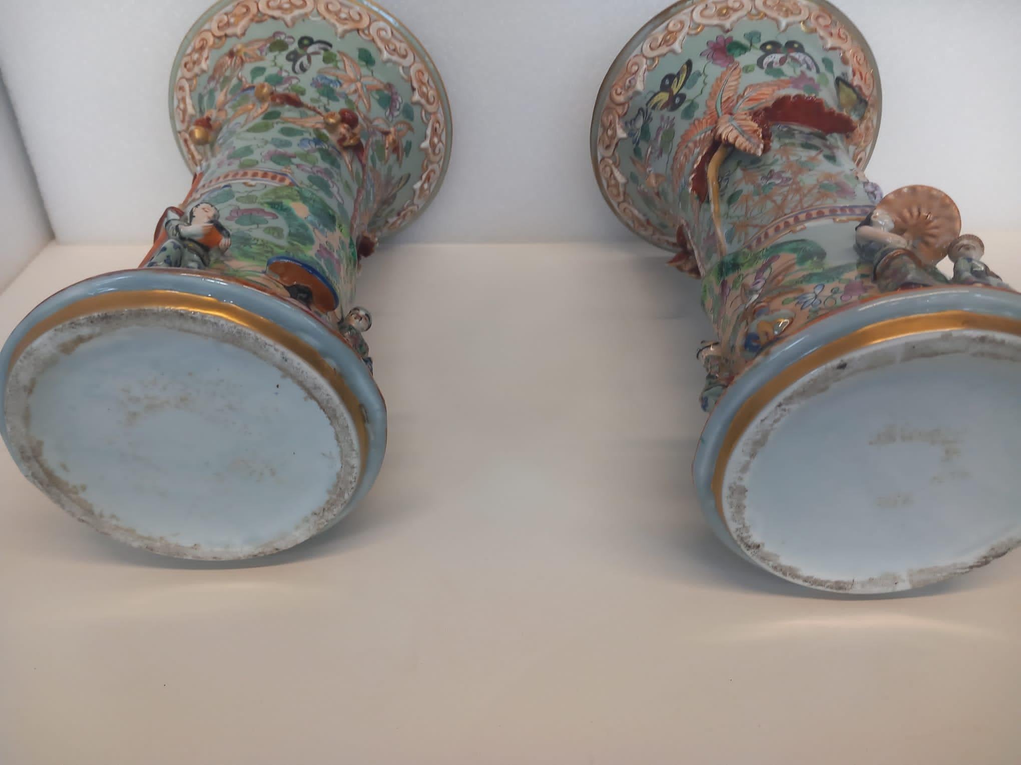 A pair of Chinoiserie style French Porcelain Vases In Good Condition For Sale In London, GB