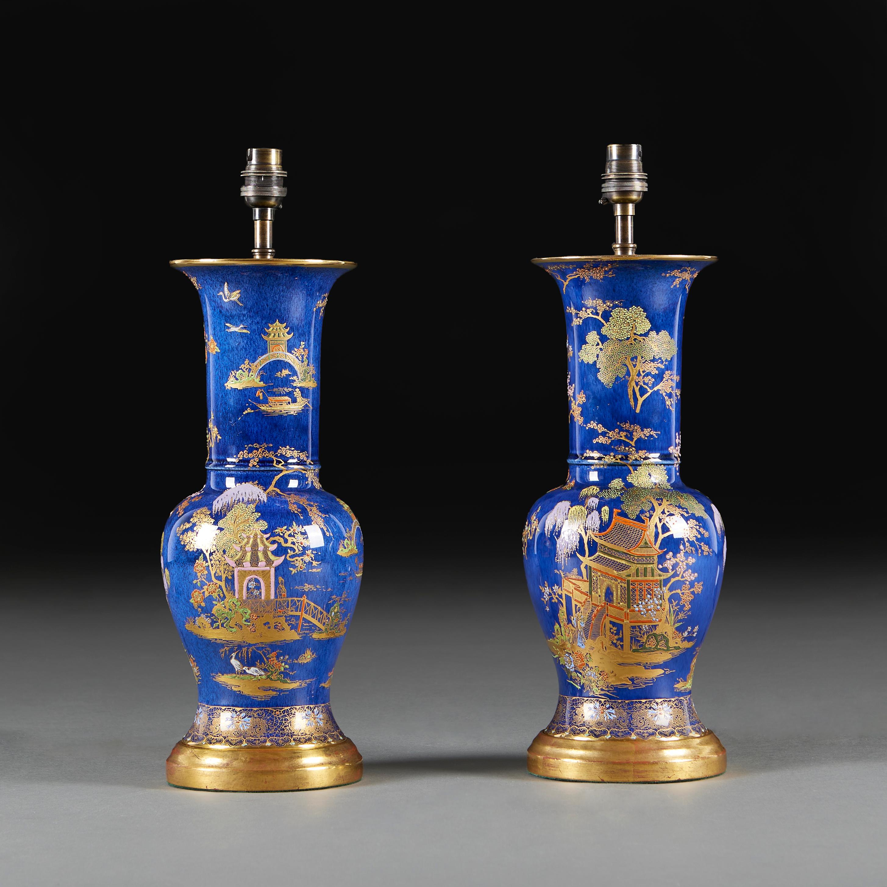 China, hacia 1890

Fino par de jarrones de chinoiserie de finales del siglo XIX pintados sobre fondo azul cobalto, decorados con pagodas finamente doradas, dentro de un paisaje naturalista.

Tenga en cuenta:

Pantalla no incluida. Lámpara