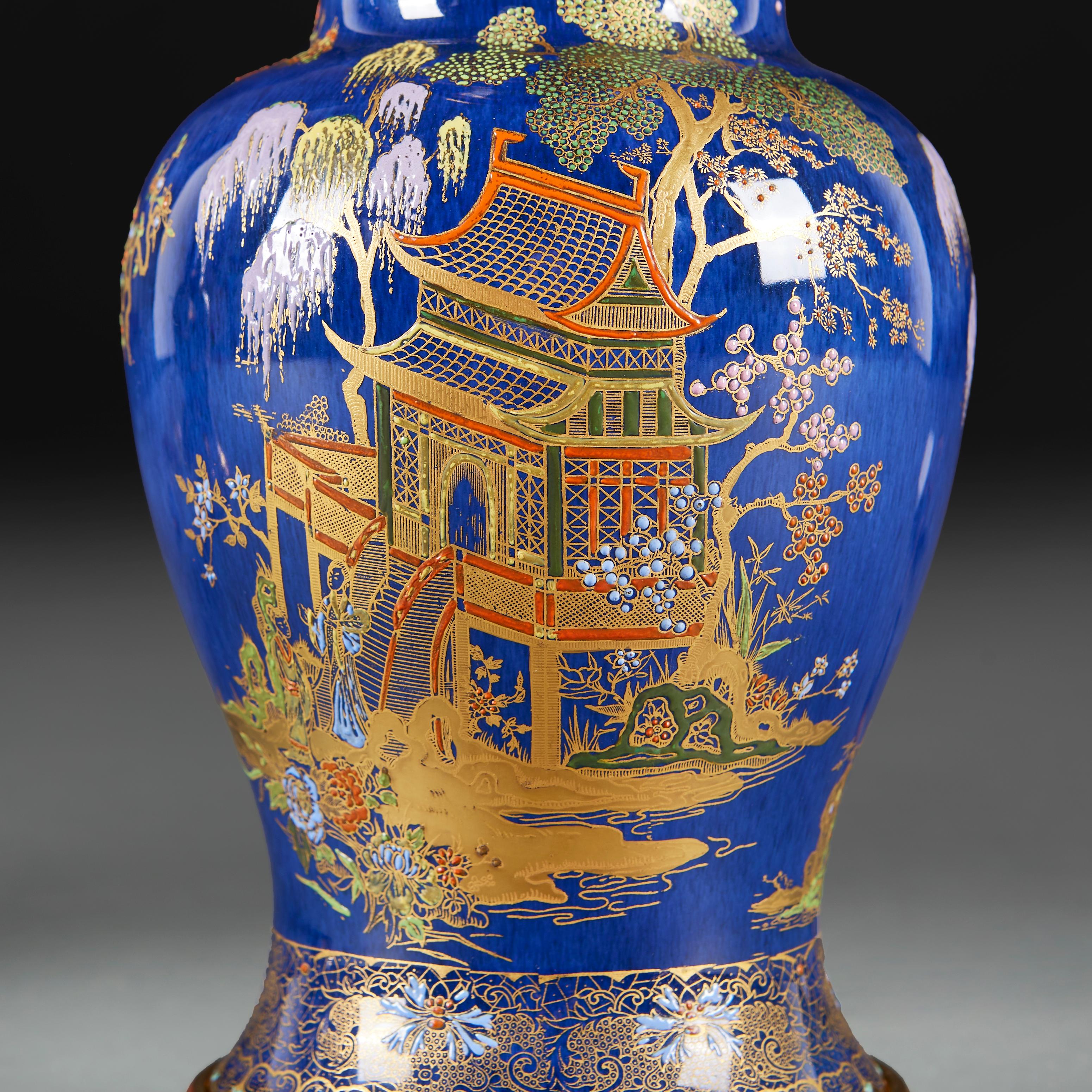 Un par de jarrones de Chinoiserie como lámparas Dorado en venta