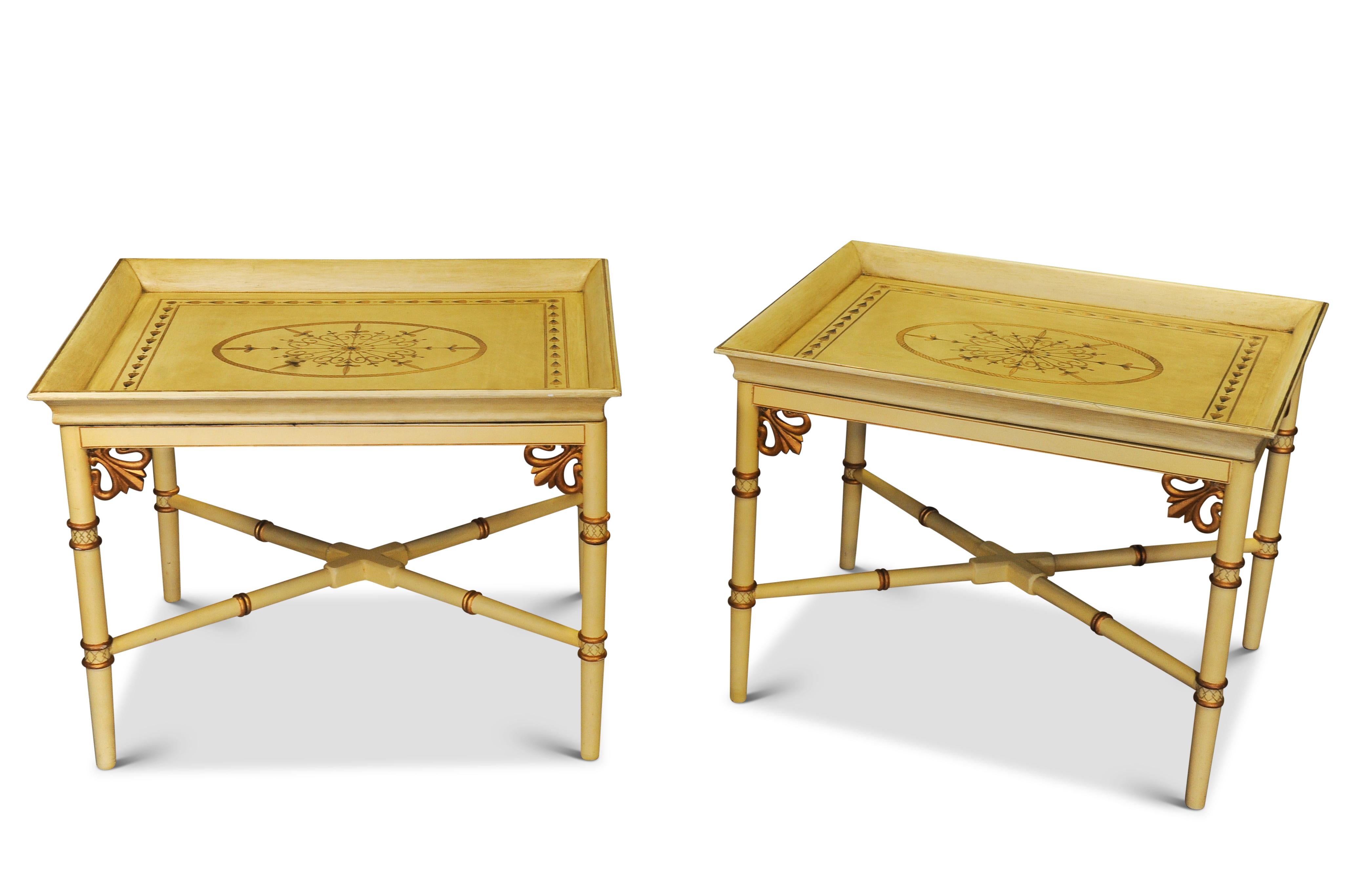 20ième siècle Paire de tables d'appoint à plateau en faux bambou de style Chippendale1 sur bases en X en vente